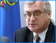 ></p><p class=c_tn>До марта будущего года повышения основных тарифов на услуги жилищно-коммунального хозяйства в Иванове не будет. Об этом заявил на своей пресс-конференции новый глава областного центра Александр Фомин. Он рассказал о том, что успела сделать администрация под его руководством и что еще намерена выполнить. Кажется, за две недели, которые новый мэр находится у власти, сделано столько, на что иной администрации не хватило бы и двух лет. Но тем не менее. До истечения года новая мэрия успела несколько перетряхнуть бюджет на предмет благих дел, умудрившись изыскать больше 10 миллионов рублей на работы по завершению больничных долгостроев и больше 3 миллионов - на закупку дорожной техники. В бюджете будущем уже предусмотрены деньги на льготные проездные для пенсионеров и учащихся, причем все это - исключительно внутрибюджетные изыскания. Самые важные перемены коснутся тарифной политики. Если верить Фомину, городская Дума во вторник единодушно проголосует за сохранение тепловых тарифов в нынешнем виде. А с января по март будет проведена аудиторская проверка основных городских МУПов, и на этот период расценки на все прочие услуги ЖКХ останутся без изменений. «В течение первого квартала разбираемся - или мы тогда говорим населению, что вот, проделана такая работа, вот поэтому получились такие цифры, вот в таких-то объемах это должно вырасти. Или мы говорим, что это не будет расти, а, возможно, даже снизится, потому что тут есть вопросы, очень серьезные, которые заставляют усомниться в правильности некоторых цифр. И, наверное, по итогам этой проверки будут приниматься остальные решения, в том числе и кадровые», - сообщил Александр Фомин.</p><p class=c_tn>По-настоящему сломить намерен Фомин прежнюю политику в отношении ветхого жилья. Известно, что цифры, касающиеся аварийного фонда, раньше умышленно занижались, и у города из-под носа уходили весьма солидные федеральные деньги. Теперь, чуть ли не в ближайшие часы, будут подготовлены необходимые документы, которые позволят Иванову более активно участвовать в федеральной программе «Ветхое жилье». Особо серьезно мэрия намерена заняться транспортным вопросом. В частности, ввести в цивилизованное русло маршрутные перевозки. То, что здесь не все в порядке, Фомин убедился на личном опыте и даже успел провести воспитательную беседу с водителем таксомотра: «Не далее, как вчера, я не сдержался просто. Вот здесь, на площади Революции, догнал этого маршрутчика, который расталкивал всех, метался из ряда в ряд, выгонял на сугробы встречных. Открыл дверь, сидит там какой-то спустившийся с аула товарищ с небритой физиономией. И если он был в этот момент трезв, то накануне был явно очень пьян, и сказал ему, а потом пожалел, там граждане слышали, скажут: «Вот мэр несдержанный такой», но я ему сказал все, что про него думаю. Это первый маршрут был».</p><p class=c_tn>К радости прессы, Фомин сообщил, что систему работы со СМИ в новой администрации тоже кардинально пересмотрят - в сторону большей открытости и лояльности. Во всяком случае, угрозы сбросить журналиста с восьмого этажа - а прежние чиновники позволяли себе и такое - теперь будут невозможны в принципе. </p><p class=c_av>Дмитрий Попов</p>
	
		<div class=