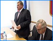 ></p><p class=c_tn>Основные показатели бюджета 2006 г. разработаны предыдущим руководством города и пока скорректированы незначительно. Поэтому как мэр, так и думцы заявляют, что серьезные поправки в документ придется вносить уже в ближайшие месяцы и недели. Первое рабочее, а не просто организационное заседание Думы оказалось предпраздничным. Депутатов ждали подарки - каждому пачка визиток и ручка «Паркер» стоимостью от 700 до 800 рублей. Такой ручкой не стыдно подписывать финансовые документы вроде городского бюджета, тем более в атмосфере конструктивного единогласия. Заседание проходило на удивление быстро, ведь почти все обсудили в комитетах. Депутаты поднимали руки и голосовали почти всегда единодушно, причем, с опережением графика. Главный вопрос - бюджет на год. Город впервые принимает его, не имея утвержденных коммунальных тарифов. Федеральный документ с предельными цифрами выйдет на днях. После этого появятся областные цифры. А уже потом - городские тарифы. «Думаю, что в конце января - начале февраля тарифы на муниципальные услуги будут утверждены. Поэтому сегодня мы принимаем то, что есть. Потом, когда эти документы придут, будем рассматривать», - сказал заместитель Главы города Извиль Салихов.</p><p class=c_tn>Для проверки экономической обоснованности тарифов, предложенных городу, на конкурсной основе привлекут аудиторов. Так было и прежде, но думцы прошлого созыва не доверяли аудиторам мэра и привлекали своих, альтернативных. Выяснить истинную картину было почти невозможно. </p><p class=c_tn>Главная задача - выяснить, должны ли вырасти тарифы на тепло - или они были заведомо завышенными прежде, так что их можно даже урезать. Руководство предприятия «Гортеплоэнерго» смирилось с тем, что пока тарифы расти не будут. Впрочем, их нельзя поднять до судебного решения о прошлогодних нормативах. «Поэтому та процедура, которая в прошлом году была, и которая показала, что увеличенные тарифы были. По этому тарифу идет судебное разбирательство. Дума будет в Верховный суд подавать свой иск. И пока не будет определения судебного, будет действовать тариф «12, 33», - отметил Александр Шехоткин.</p><p class=c_tn>С тем бюджет и приняли, поскольку исправлять и корректировать его все равно придется не раз и не два. </p><p class=c_av>Василий Когаловский</p>
	
		<div class=