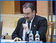 ></p><p class=c_tn>В Законодательном Собрании Ивановской области сегодня произошла настоящая структурная революция. 7 комитетов, в том числе ключевые - бюджетный и экономический - возглавили члены «Единой России». В то же время партии власти удалось выбить практически всех своих главных оппозиционеров как из состава комитетов, так и из числа депутатов, работающих на постоянной основе. </p><p class=c_tn>«Единая Россия» окончательно закрепила свое господство в областном парламенте. Теперь - оформившись в виде фракции, которую возглавил депутат Валерий Васильев. Туда вошли 33 человека, и сломить это большинство отныне уже невозможно. Механизм подавления всяких начатков сопротивления был снова с блеском продемонстрирован. Сначала депутаты практически единогласно утвердили первого заместителя спикера - им стал Владимир Гришин. Посты еще двух заместителей получили Евгений Нестеров и Андрей Мухопад. Затем парламентарии списком проголосовали за кандидатуры руководителей 7 комитетов. Все ключевые посты получили «единороссы». Комичная ситуация возникла при утверждении состава комитетов, и все несообразности коснулись почему-то оппозиционного крыла. Так, Сергей Колесов попал в аграрный комитет, хотя сам туда не просился, а вот Андрей Кабанов просился, но его в список не включили. Андрей Мельников хотел войти в комитет по труду и соцполитике, но оказался почему-то в комитете по законности, и, конечно, голосовал против подобных кадровых вольностей. Но даже открыто оппозиционные «единоросам» депутаты признавались, что ничего страшного такая структурная революция не несет. «Просто «Единая Россия» взяла на себя полную ответственность за социально-экономическое развитие региона, а с точки зрения формализации руководства комитетов или других вещей, то вы видите, что собственно комитеты сегодня ничего стоить не будут, потому что основные решения будут приниматься фракцией «Единая Россия», где подавляющее большинство. Поэтому уверен, что как раз свободные от должностей каких-то, еще и обязательств перед этими товарищами, мы сможем действительно принимать какие-то законопроекты в интересах населения, а не просто в интересах одной партии», - считает Андрей Мельников. «Если рассматривать внимательно комитеты, мы, как можно, старались дать возможность самореализоваться всем, в том числе оппозиционным партиям. Это раз. А во-вторых, как вы заметили, отрицание, нигилизм такой вот административный - он не приведет к какому-то успеху», - подчеркнул Андрей Назаров.</p><p class=c_tn>Главным итогом заседания, конечно, стало принятие бюджета области на будущий год. Но и тут не обошлось без инцидента. После прений спикер сразу поставил закон на голосование, не дав выступить Наталье Ковалевой. Депутат почти до слез была возмущена таким авторитарным нарушением регламента: «У меня было подготовлено выступление по конкретным предложениям, корректировке, - все это не было услышано. Не была создана законодательная комиссия по работе над проектом во втором чтении - она всегда создается. И не дать выступить депутату, который представляет 40 тысяч избирателей, это полное нарушение». </p><p class=c_tn>Под занавес «единороссовское» большинство распустило контрольно-счетную палату - прежде независимый от депутатов орган. И посчитало необходимым упростить требования для нового руководителя КСП. В частности, не требовать от него финансовых и экономических познаний, а оставить лишь два условия - наличие высшего образования и стажа работы не менее 5 лет. В ответ острый на язык Мельников предложил сохранить всего одно требование: эту должность может занять только член «Единой России». Спикер пообещал, что фракция «ЕР» это предложение рассмотрит. </p><p class=c_av>Дмитрий Попов</p>
	
		<div class=