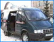></p><p class=c_tn>Ответ на этот вопрос так и не смогли получить частные перевозчики во время заседания транспортной комиссии в ивановской администрации. Тем временем члены комиссии больше внимания уделили проблемам безопасности перевозок и юридическим тонкостям договоров. </p><p class=c_tn>В январе начнется продажа проездных для льготников. Предполагается, что они будут действительно едиными, и по ним можно будет ездить даже на маршрутных такси. Частники пытались выяснить технические детали процесса. Однако из объяснений услышали только то, что в маршрутках, согласно закону, должны стоять контрольно-кассовые машины. Основной же разговор касался заключения и переоформления договоров с перевозчиками на следующий год. Полномочия администрации в этом отношении расширятся. Чиновники получают право по своему усмотрению дополнять маршрутную сеть машинами других перевозчиков, если имеющиеся не выполняют условия договора. А по словам начальника городского управления транспорта Анатолия Волкова, в него будет внесен ряд серьезных изменений: «Сейчас заключать договор на определенный срок, за этот срок делать анализ работы перевозчика, выполняются ли им договорные обязательства, после этого принимать решение о продлении договора».</p><p class=c_tn>При перезаключении договоров с предпринимателями, чиновники просили их строже следить за работой и квалификацией водителей. Так, некоторыми частниками до сих пор не предоставлены справки из ГИБДД, об уплате штрафов их водителями за нарушения правил движения. «Половина считается где-то, я просматривал, кого я веду как юрист, у меня 50% эти водители, негодяи давно где-то метут метлой дворы, ну, как с них сейчас взять, а на моей машине, допустим, висит нарушение, потому что водитель когда-то на ней работал», - сказал председатель Ассоциации независимых перевозчиков Михаил Дрюпин.</p><p class=c_tn>Но вопрос решили оставить для дополнительной проработки самостоятельной рабочей группы. И только когда все необходимые документы предпринимателями будут предоставлены, заключать с ними новые договоры. Изменения, в которые, можно вносить, по словам председателя комиссии Извиля Салихова, хоть по 33 раза в месяц. </p><p class=c_av>Марина Четверткова</p>
	
		<div class=