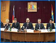 ></p><p class=c_tn>Сегодня губернатор Михаил Мень представил журналистам пятерых своих заместителей, четверо из которых возглавят так называемые Комплексы - профильные властные единицы, откуда будут исходить основные управленческие решения. </p><p class=c_tn>В составе Правительства, кроме губернатора, еще трое варягов. С каждым из них Мень не один год проработал в Правительстве Москвы. Комплексы - это тоже московское привнесение, которое, по словам Меня, является принятой во всем мире управленческой практикой. Константин Бочаров назначен руководителем аппарата и первым заместителем Председателя Правительства. Дмитрий Михеев - он принимал участие в верстке бюджета Московской области - возглавил Комплекс экономического развития и тоже выступает в ранге первого зама. Сергей Пахомов - самый молодой из представленных чиновников, ему едва стукнуло 30 - будет отвечать за Комплекс общественных связей и региональной политики. Нашлись должности и для ивановцев. Ольга Хасбулатова, бывший зам Тихонова, будет руководить Комплексом социальной сферы, Владимир Григорьев, который тоже успел поработать в команде бывшего губернатора, - Комплексом земельно-имущественных отношений. Вопреки слухам, никаких министерств в правительстве не будет. В структуру комплексов войдут департаменты, департаментам, в свою очередь, будут подчиняться комитеты и управления. Первое заседание Правительства Ивановской области назначено на 17 января, к этому сроку его состав должен определиться практически целиком. «Заседание Правительства будет интересным событием. Будут рассматриваться, как правило, два основных вопроса, прорабатываться они будут доскональным образом, с приглашением отраслевиков, руководителей муниципалитетов и депутатов Законодательного Собрания. Будет и критика звучать, и разные точки зрения звучать, но решения все равно будут приниматься четко, конкретно, по вертикали власти», - сказал Михаил Александрович.</p><p class=c_tn>Мень признался, что времени на раскачку у него и его коллег не остается. Поэтому в праздники команде губернатора придется трудиться в поте лица, чтобы к 20 января более-менее определиться с обязанностями. Работы столько, что у чиновников до сих пор не было времени подыскать себе жилье. Еще одно хлопотное дело, с которым планируют разделаться в ближайшую неделю, - переезд в здание Законодательного Собрания. Выясняется, что это инициатива самих законодателей, которым при их нынешней численности стало очень тесно в здешних стенах. В то же время  Михаил Мень счел здание на улице Батурина не вполне подходящим для работы исполнительной власти: </p><p class=c_tn>«Здание, безусловно, очень интересное с исторической точки зрения. Очень интересные и кабинеты там, лепнина на потолках и т.д. И все это, действительно, может быть лицом Ивановской области. Но все-таки больше подходит для законодательной власти, а для исполнительной власти я все-таки предпочитаю более сухой деловой стиль, который присутствует в том здании, где мы с вами находимся».</p><p class=c_tn>Мень заверил журналистов, что переезд не повлечет значительных финансовых затрат, в то же время он позволит поднять порядок в структуре власти на порядок выше. За судьбу Владимира Ильича журналистов попросили не волноваться. Все положенные ему как чиновнику соответствующего класса компенсации будут выплачены. При этом новый губернатор готов оказывать бывшему всяческую поддержку. Что касается еще одного совсем нового для области явления - личной охраны губернатора, - то, по словам Меня, все эти люди - сотрудники московского ГУВД, которые в скором времени оформятся переводом в УВД Ивановской области. </p><p class=c_av>Дмитрий Попов</p>
	
		<div class=