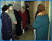 ></p><p class=c_tn>Многочасовые очереди выстраиваются в ивановских кассах приема коммунальных платежей, где продаются талонные книжечки для проезда льготников в общественном транспорте. Проездных напечатано мало, их не хватает, а число точек продажи  сокращено. А водители маршрутных такси часто отказываются везти пассажиров по таким талонам. </p><p class=c_tn>Проездных не хватает - это стало ясно еще 30 декабря. Все эти дни пожилые люди выстаивали по нескольку часов в очередях, а талонных книжечек многим все равно не доставалось. Возмущенные льготники уже били витрины в магазинах, где установлены кассы. Тогда проездные стали продавать только в стационарных кассах, и число точек, где можно купить талонные книжечки, сократилось вдвое. Но и здесь та же история. </p><p class=c_tn>Кассы в домоуправлении на Ташкентской. 11 утра. Талоны завезут в 14:00, только на 40 человек. Неизвестно, будут ли это книжечки для льготников федерального или регионального регистра. Люди пишут номерки – «метки», как в войну в хлебных очередях. Многие обошли уже несколько таких очередей. Из одной кассы отсылают в другую. И вот льготники подписывают жалобу губернатору и председателю Законодательного собрания: «Требуем навести порядок с проездными талонами для льготников федерального и регионального регистра. В противном случае будем вынуждены выйти с пикетами на площадь перед вашими зданиями. Люди сутками стоят в очередях, бегая с одного конца города на другой, что является прямым издевательством над инвалидами и пенсионерами».</p><p class=c_tn>Как и где пользоваться  талонами, льготники разобраться не успели. А власти не успели объяснить. Одна пенсионерка рассказала: «Я встретилась с таким фактом, когда мужчина ехал в транспорте, а его кондуктор всячески обругала: «Ты почему разрезал талоны пополам?» А он, бедняга, и не понимает, потому что на каждом из них написано «5км». Он понимает, что не едет 5 км. Он разрезал эти талоны пополам». </p><p class=c_tn>Пенсионерам обещали, что по льготным талонам можно будет ездить в маршрутках, а их часто не сажают в машину. А сами пожилые люди вынуждены возить с собой не только тощие кошельки, но и толстые бумажники. </p><p class=c_tn>Это не только ивановские проблемы, но общие для всей области. </p><p class=c_av>Василий Когаловский</p>
	
		<div class=
