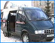 ></p><p class=c_tn>Тема с едиными льготными проездными по-прежнему остается главной. Водители маршрутных такси в Иванове после вчерашней встречи перевозчиков с городскими властями все же начали принимать льготные проездные. Однако проблемы, связанные с этими билетами, далеки от полного разрешения. </p><p class=c_tn>Пресловутые фантики - главная тема водительских пересудов во время стоянок. Что кому по этому поводу сказал хозяин, кто сколько перевез льготников. Хозяева сказали всем одно и то же - билеты у пассажиров брать. Соответственно, хозяева примут их у  водителей, когда настанет час расплаты за аренду транспорта. Таким образом, перевозчики поверили честному слову властей, которые в среду гарантировали оплатить бумажки звонкой монетой. А вот сами бумажки у водителей доверия не вызывают.  </p><p class=c_tn>Пока оборот льготных талонов ничтожен. За круг даже на длинном первом маршруте редко набирается и десяток - говорят водители. Причин здесь две. Во-первых, многие льготники еще не знают о талонном соглашении перевозчиков и мэрии, а потому не рискуют садиться с новым платежным средством в маршрутки. Во-вторых, далеко не все сумели купить заветные книжечки. В четверг «Ивавтодор» передал в расчетно-кассовый центр всего 540 экземпляров, и только для региональных льготников. Поэтому очереди за талонами не убывают даже во время перерыва на обед. Естественная реакция - обида на власть. Обижаются даже в очереди около пятой кассы, куда завезли аж 120 книжечек: «Новая власть должны, как говорится, с новой головой-то. В общем, все не продумано, все надо как-то перерешивать. Пускай они это учтут. Потому что не надо над нами издеваться. Мы все больные: ноги больные, голова больная». </p><p class=c_tn>Это - не единственная сложность, вызванная разрывом между ажиотажным спросом и мизерным предложением. Сотрудники расчетно-кассового центра, который взял на себя ношу общения со льготниками, опасаются, что возникнет еще одна проблема. Огромные очереди за счастливыми билетиками мешают принимать коммунальные платежи. А это может стать причиной задержек в расчетах с энергетиками. </p><p class=c_tn>Тем временем еще не все водители маршруток принимают льготные талоны. Видимо, они не получили соответствующих указаний от владельцев машин. Глава города Александр Фомин заявляет, что о стопроцентном охвате частного транспорта можно будет докладывать к концу января.</p><p class=c_av>Сергей Хохлов</p>
	
		<div class=
