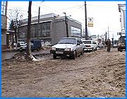 ></p><p class=c_tn>Нечищеные тротуары - традиционная зимняя проблема для Иванова. Принятые городской Думой правила по уборке территории, прилежащей к организациям различных форм собственности, их руководители к сведению принимают только после выдачи соответствующих предписаний проверяющих. И то не всегда. </p><p class=c_tn>По одной стороне улицы Красной Армии - горы снега и лед. По другой - пешеходное движение не затруднено. Предприниматели, занимающие здания на заснеженной части, знают - убирать собственную территорию должны. Но «кивнуть» на соседа легче. Мол, нас много, а чистить только мы? И каждый утверждает, что дворники есть, но не справляются.    </p><p class=c_tn>Согласно правилам, существующим, кстати, с 2003 года, владелец здания действительно обязан убирать не только 5 метров вокруг дома, но и полметра проезжей части. По словам чиновников администрации города, ничего нового не придумано. Письменное предписание убрать территорию в трехдневный срок, не исполнено - штраф. От одной до 20 «минималок», то есть от 100 рублей до 2 тысяч. «Если же предприниматели, владельцы сооружений и зданий к этому не будут внимать, то я думаю, администрация примет все меры вплоть до расторжения контрактов и лишения лицензий на ту деятельность, которой занимаются те или иные хозяйствующие субъекты», - сказал начальник управления благоустройства г. Иванова Александр Соловьев.</p><p class=c_tn>Многие предприниматели лишь делают вид, что следят за территорией - расчищают метр возле крыльца тем самым, утверждая - убираем. Часть, получив предписания, усиливают контроль за своими дворниками. Потому что разбираться и с пешеходами, которые в случае ЧП могут довести дело до суда, и с чиновниками администрации - хлопотно и материально невыгодно. Правда, в этом году даже до штрафов дело не дошло. </p><p class=c_av>Марина Четверткова</p>
	
		<div class=