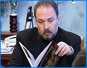 ></p><p class=c_tn>В минувшее воскресенье губернатор Михаил Мень побывал с визитом в Палехе. Там он встретился с представителями творческого сообщества и обозначил свое видение развития центра лаковой миниатюры. Некоторые из высказываний губернатора оказались весьма неожиданными для палешан. </p><p class=c_tn>Палех встретил губернатора очень буднично. То ли потому, что визит оказался неожиданным и подготовиться здесь просто не успели. То ли оттого, что от новой власти революционных заявлений не ждали. </p><p class=c_tn>Разговор получился, что называется, на равных и предельно откровенным. Палешане рассказали Меню о структуре промысла и подобрались к проблемам. Музей - уникален, но здесь нет денег на реставрацию существующих экспонатов и пополнение фонда. Туристы есть, но показать им нечего. Нет приличного ресторана, всего одна гостиница, даже общественного туалета в Палехе нет. В училище лаковой миниатюры учеба идет, но конкурса уже давно не наблюдается, и нет привлекательных профессий, сопутствующих промыслу. Один из старейших храмов поселка уже несколько лет на реставрации и строительные леса воспринимаются, как часть архитектурного комплекса. Иконописцы пишут, но не творят - мастерам не хватает духовности. У миниатюрщиков дела совсем плохи - мало заказов и много подделок. Губернатор слушал и делал записи. Подводя итог почти двухчасовому разговору, за 10 минут рассказал о главном. Художникам необходимо объединиться, чтобы власть знала - с кем она будет работать. И еще одно необходимое условие - промысел должен выйти из тени. Демонстрируя подготовленность к разговору, Михаил Мень назвал заявленную в отчетах зарплату палехского художника в 680 рублей, мягко говоря, удивительной: «Я буду заниматься Палехом серьезно. Я прекрасно понимаю то, что текстиль - это экономический бренд области, а Палех - это, безусловно, культурная визитная карточка. Но еще раз подчеркну, что мы должны двигаться навстречу друг другу, только в таком случае мы сможем работать».</p><p class=c_tn>Относительно озвученных проблем губернатор поручил своим замам до вечера понедельника подготовить протокольное поручение и заниматься этой работой вплотную. Похоже, что такого конструктивного разговора палешане не ожидали. «Откровенно говоря, мы и не готовились, у нас все это на душе накопилось. Но мне думается, что это первая встреча, после которой... будет разработан какой-то протокол. Мы еще здесь подумаем, посидим. Может быть, в письменном виде передадим наши пожелания», - сказал народный художник России Борис Кукулиев. </p><p class=c_tn>Сегодня палехская лаковая миниатюра - это чуть более 600 художников, состоящих в многочисленных товариществах, артелях, или работающих индивидуально. Парадоксально, но факт. За последние годы известный во всем мире промысел не является основным плательщиком в местный бюджет. Эта система за последние годы сложилась и, похоже, всех устраивала. Поэтому, призыв губернатора объединиться, вызвал у собравшихся недоумение. Объединение и определение четких приоритетов в развитии Палеха - вот, пожалуй, главные проблемы, с которыми придется столкнуться не только самим палешанам, но и новой власти. </p><p class=c_av>Андрей Кузьмичев</p>
	
		<div class=