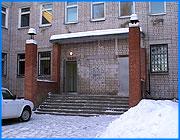 ></p><p class=c_tn>Ивановский Центр восстановительной медицины и реабилитации для детей, что находился ранее в местечке Воробьево, обрел новую постоянную прописку. Уже завтра врачи центра начнут прием первых пациентов. В здании бывшей больницы долечивания детей теперь расположился дневной стационар и амбулаторно-поликлиническое отделение. С переездом центра расширились его возможности. </p><p class=c_tn>Больница долечивания была закрыта прежними властями как неэффективное медицинское учреждение. Возможности дорогостоящих круглосуточных мест на 100 % не использовались. По словам начальника городского управления здравоохранения Тамары Французовой, здесь зачастую получали лечение дети с минимальными отклонениями в здоровье. А в центре восстановительного лечения и реабилитации, который раньше располагался в Воробьеве, возможности врачей гораздо шире. Здесь будут наблюдать за пациентами с нарушениями в центральной нервной и опорно-двигательной системах. Количество обращений по поводу этих заболеваний увеличилось. Поэтому значение реабилитационного центра даже не обсуждается. На ремонт здания и закупку нового медицинского оборудования средств ушло около 6 миллионов рублей. «Оправдание этим затратам будет экономически очень выгодно. То есть мы имеем опыт работы с немедикаментозными методами лечения, сколько препаратов не будет получать ребенок, просто процедуры, а эффект будет почти такой же», - говорит главный врач центра восстановительного лечения и реабилитации Александра Перышкина.</p><p class=c_tn>Список специалистов центра обширен: терапевты, логопеды, окулисты, иглорефлексотерапевт, физиотерапевт, нейрофизиолог. В помощь медикам продолжают приобретать новую аппаратуру. Например, для детей с неврологической патологией, в центр поступили две реабилитационные кровати. Другая такая есть только в НИИ материнства и детства. </p><p class=c_tn>В центр принимают детей в возрасте от 3 месяцев до 18 лет. Наблюдать их позволяет новый автоматизированный комплекс для диспансерного наблюдения. «Это наблюдение позволяет нам правильно подобрать лечение, правильно наблюдать этого ребенка, когда он вырастет, начинаем мы с трех месяцев, кстати сказать, обслуживание, три месяца, но сейчас сроки придется пересмотреть, учитывая наши новые технологии», - сказал врач. </p><p class=c_tn>В течение этого года должна полностью завершиться модернизация оборудования. В центре внимания - глазное отделение. Кроме того, по мнению ивановских чиновников, это единственный подобный центр не только в области. Таких нет и в соседних областях. </p><p class=c_av>Марина Четверткова</p>
	
		<div class=
