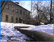 ></p><p class=c_tn>Все под контролем, а к возможным авариям все городские службы готовы - в таком духе отчитались сегодня члены ивановского штаба по теплоснабжению перед своим руководителем. Тем не менее, из-за морозов возможны самые различные проблемы. </p><p class=c_tn>Где тонко, там и рвется. Самое тонкое место в ивановской системе теплоснабжения - разводящие трубы предприятия «Ивгортеплоэнерго». Во-первых, это очень разветвленная и длинная сеть, поэтому контролировать ее полностью все время невозможно. Во-вторых, во время осенней опрессовки ей уделяли гораздо меньше внимания, чем сетям магистральным. Поэтому все опасения теплоснабженцев касались именно разводящих сетей. «На малых диаметрах, в основном, происходят наиболее аварийные ситуации. Потому что большие участки нам гораздо легче прессовать было, готовить к зиме. А мелким, как вы знаете, естественно, во вторую очередь относятся», - объяснил начальник управления ЖКХ администрации г.Иваново Владимир Тихановский.</p><p class=c_tn>Во вторник в ряде тонких мест уже пришлось ликвидировать прорывы. К таким прорывам, предупреждает руководитель «Ивгортеплоэнерго» Сергей Саванов, ивановцам стоит отнестись с осторожностью: «Учитывая, что температура воды очень высокая, если вдруг где-то что-то какое-то повреждение появится - появится размыв и туда человек влетит, то это, грубо говоря, смертельный исход почти гарантирован. Т.е. чтобы где-то, если парение на улицах увидят, не приближались ни в коем случае. Обязательно сообщали в аварийные службы. Ну, и по возможности, до приезда наших бригад каким-то образом предотвратить подход людей посторонних».</p><p class=c_tn>Такой случай в Иванове произошел около месяца назад на улице Хлебникова, когда мужчина провалился в промоину и получил серьезные ожоги ног. При этом температура воды в трубах была около 80 градусов. Сейчас заданный режим - 105. Это уже не вода, а пароводяная смесь. Тепловые штабисты признают наличие еще одной морозной опасности: если холода продержатся, могут промерзнуть трубопроводы, поставляющие воду к городским котельным. Но все службы в один голос заявляют, что готовы к любому повороту событий и среагируют незамедлительно. </p><p class=c_av>Сергей Хохлов</p>
	
		<div class=