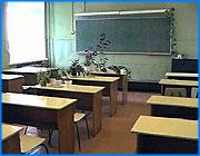></p><p class=c_tn>Городское управление образования пересмотрело температурный режим, при котором в школах города отменяются занятия учащихся шестых-одиннадцатых классов. Согласно прежнему решению, занятия отменялись при температуре -30 и ниже. Сейчас при 28 ниже нуля. Однако в некоторых школах функционируют специальные дежурные группы, для детей, которые все равно пришли в учебные заведения. </p><p class=c_tn>В 18 школе, как и во всех остальных, занятий в первый по-настоящему морозный день нет. Однако учителя на рабочих местах. Дети все равно пришли в школу. Родители работают, а дома делать нечего. Пока детей в школу пришло немного, человек 15, в основном мальчишки. Часть - разобраться с долгами по тому или иному предмету. Часть - сразу же отправилась в спортзал. Он для ребят открывается по первой просьбе. Разогреваются перед тренировкой. «Обычно в такие дни, когда по каким-то причинам школа отменяется, с детьми проводятся дополнительные спортивные занятия. В частности сегодня, как бы дополнительное занятие по каратэ проводится у нас. Утренняя и вечерняя тренировка будет проходить. То есть мы как бы используем время для спортивной направленности, прежде всего» - отметил тренер-преподаватель по каратэ Дмитрий Цыганков.</p><p class=c_tn>По словам директора школы Нины Березиной, дежурные группы здесь существуют давно. Не только в морозы, но и в карантинные дни. Ребята под присмотром преподавателей. Заняты либо в спортзале, либо в компьютерном классе. Всех, кто приходит, заодно и накормят. Ближе к одиннадцати утра, как ни странно, ребят в школе становится больше. «Вы знаете, мы уже который год работаем на спрос родителей, поэтому вы сами видите, что детей много в школе. Как будто нет морозного дня, и завтра то же самое будет», – говорит директор школы №18 Нина Березина.</p><p class=c_tn>Пришли и старшеклассники. У них свои дела. Пока день свободный - готовятся к предстоящему традиционному КВНу. Хотят выиграть у своих учителей: «Домашнее задание мы сегодня не успеем, а приветствие надо придумать, иначе потому что времени больше не будет, давайте, начнем с названия команды, какие будут предложения?»</p><p class=c_tn>Однако не каждая школа готова занять ребят в условиях их вынужденной незанятости. Кое-где детей просто отправляют по домам. </p><p class=c_av>Марина Четверткова</p>
	
		<div class=