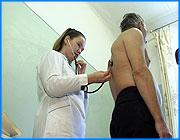 ></p><p class=c_tn>Участковые медсестры поликлиник впервые получат на руки прибавку в 5 тысяч рублей с ближайшей зарплатой. Деньги уже поступили в ивановский территориальный фонд медстрахования. Информация об этом прозвучала на городском совещании главных медсестер, где обсуждали новшества, связанные с национальным проектом в здравоохранении. </p><p class=c_tn>Прежде всего, центральное звено медицинской помощи будет подкреплено материально - участковые врачи начнут получать в месяц дополнительно 10 тысяч рублей, участковые медсестры - 5 тысяч. Но и спрашивать с них будут больше. За профилактику, за диспансеризацию и иммунизацию населения с охватом до 90 %. Правда, прибавка будет уже теперь, а нормативные документы - только летом. Пока Минздрав даже не сформулировал критерии - что и с кого спрашивать. </p><p class=c_tn>Уже предупредили: за невыполнение тех критериев, которых еще нет, будут лишать надбавки - пока ее назначили авансом. Но участь врачей и медсестер облегчат. Поликлиникам выделяют дополнительный транспорт, по машине на 2 участка. На отдаленные улицы добраться будет проще. Нехватка участковых медсестер - около 30 %. Теперь медсестры больниц вряд ли оставят работу, ожидая, что в ближайшие годы прибавят и им. Зато возвращаются бывшие сотрудницы, которые, покинув поликлиники из-за безденежья, уходили на другую работу. «Обычно к нам приходят люди не из медицинских учреждений, - те, которые работают в  торговых палатках, на рынках. Даже дворниками уходили люди, работали. Вот приходят они не из службы здоровья, а из других мест», - говорит зам. начальника городского управления здравоохранения Валентина Федорова.</p><p class=c_tn>Берут даже пенсионеров, если те согласны на переобучение. Можно было опасаться, что теперь в участковые станут проситься сотрудники «Скорой помощи». Но с июля серьезный довесок к зарплате обещают и в этой службе. </p><p class=c_av>Василий Когаловский</p>
	
		<div class=