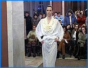 ></p><p class=c_tn>Три зачета за два часа сдали студенты кафедры текстильного дизайна Ивановской текстильной академии. Сам зачет принимался в музее, при стечении публики. Он превратился в художественную акцию, а музейный вестибюль в подиум. </p><p class=c_tn>Вестибюль Художественного музея - традиционное место нетрадиционных акций. Когда-то их начинала группа художников и поэтов-постмодернистов. Теперь студенты кафедры текстильного дизайна демонстрируют, что они сделали в ходе последнего семестра. У третьекурсников это называется «выполнением проекта в материале». Общий зачет для третьего и четвертого курсов - художественное проектирование костюма. Задача - научиться сочетать почти несочетаемое: два разных начала, два несхожих материала, два стиля. Это экспериментальное задание никто прежде в текстильных вузах не делал. «Надо было найти образы, близкие по духу: отрицательный образ, положительный образ и образ исторический. Затем соединить их в целую коллекцию и вывести новую идею кроя и технологические идеи, подобрать ткань, рисунок ткани», - объяснила преподаватель Ирина Долбилова.</p><p class=c_tn>Преподаватели надеялись, что после зимних праздников студенты придут обновленными - и в обновках, изготовленных в ходе учебного процесса. Часть из них так и сделала, но для показа многих коллекций все же пригласили профессиональных манекенщиц. Экзаменаторам были интересны не только образы и дизайнерские идеи, но и тончайшие ниточки - их и увидишь только, если отвернешь подкладку. Студенты разработали настоящие ноу-хау в проектировании и создании костюма, например, новую линию кроя. </p><p class=c_tn>«Сначала шел поиск кроя, а затем мы уже решали, как это сделать технологически. И, отсюда, поскольку крой у нас сложный, задача стояла сделать необычно сложный крой, отсюда у нас и необычные решения технологические, - говорит Ирина Долбилова. - Много ручного у нас очень, много ручных швов. Где-то даже швы, основанные на вышивке крестом». Придуманы и другие швы, и новые формы карманов, и многое другое. </p><p class=c_tn>Нас всегда упрекают за сплошные пятерки, - говорила завкафедрой Наталья Мизонова. Но скажите, - обратилась она к ректору, - как можно хоть за одну из этих разработок поставить «три»? А тот согласился и сказал, что в костюмах, которые сделали студенты, даже экстравагантных, вполне можно и на занятия приходить. </p><p class=c_av>Василий Когаловский</p>
	
		<div class=