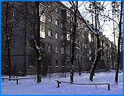 ></p><p class=c_tn>С наступлением настоящих крещенских морозов похолодало и в квартирах ивановцев. Район мебельного комбината и ранее отличался нестабильностью отопления. Теперь, когда комбинат в состоянии банкротства, а котельная уже передана на баланс частной фирмы, проблем с отоплением не убавилось. </p><p class=c_tn>По новым народным поверьям: пришли морозы - жди похолодания в квартирах. Семья Муратовых въехала в квартиру три недели назад. Поскольку и этаж первый, и к зимним холодам готовились, по мере возможностей ее утепляли. Не помогло. С начала резкого похолодания температура в комнатах снизилась уже до 10 градусов. Еще вчера, по замерам мастера из ЖКО, к которому незамедлительно обратился хозяин квартиры, было чуть больше. «Мастер к нам пришел, сделал замер, где показало всего лишь у нас 13 градусов. Сегодня еще ниже стало. Составили акт, я расписался, Она сказала, что сделает перерасчет, я вроде говорю, зачем мне перерасчет-то, вы мне тепло дайте», - говорит Владимир Муратов.</p><p class=c_tn>Прогреть всю квартиру двухкомфорочной газовой плитой и одним постоянно включенным обогревателем нельзя. Молодая семья с двумя маленькими детьми была вынуждена уйти к родителям. В соседних домах значительно теплее. Брат Владимира - Алексей говорит: «Я на Шахтинском проезде живу, а они на Бакинском… Тут метров 500 пройти. У меня четвертый этаж, у меня тепло, у меня где-то градусов 20, а у них вот 10».</p><p class=c_tn>Сотрудники котельной, которая отапливает более трех десятков объектов, говорят, что их вины здесь нет, а холодно у Муратовых может быть по двум причинам. Во-первых, до них в квартире никто не жил, поэтому система могла засориться. Потом, в панельных домах всегда холоднее, стены остывают быстрее. Кроме того, по словам мастера котельной Марины Блиновой, жалоб из других домов не было. А они и так работают на пределе возможностей водогрейных котлов. Однако, по сравнению со вчерашним режимом, температуру на выходе из котельной уже подняли до 75. Еще выше не рискуют, говорят - начнут лопаться трубы теплосистемы. </p><p class=c_av>Марина Четверткова</p>
	
		<div class=