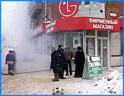 ></p><p class=c_tn>Сегодня днем загорелось подсобное помещение магазина «Луч» на улице Палехской. Пожарные объявили третий, повышенный номер вызова, так как здание пустотное, а на верхних этажах 13 дома расположены квартиры. Огнеборцы отреагировали быстро, и распространение огня удалось предотвратить. </p><p class=c_tn>Вызов на пульт пожарной охраны поступил в начале 12-го. На место были стянуты боевые расчеты со всего города. Палехскую улицу перекрыли. Непосредственно в тушении участвовали 9 расчетов. Была развернута табличка с надписью «Штаб», но сам штаб по причине мороза заседал в машине. Первоочередной задачей огнеборцев было не допустить распространения огня на верхние, жилые этажи. А в таких пустотных зданиях огонь может проникать и через перекрытия. «Огонь ушел в перекрытия между 1-м и 2-м этажами. Верхние этажи - жилые. Жильцы были эвакуированы в соседние квартиры. Проведено вскрытие полов и огонь остановлен», - рассказал и.о. начальника пресс-центра управления МЧС области Алексей Алексеев.</p><p class=c_tn>Когда очаг возгорания был в основном ликвидирован, сотрудники фирмы «Луч» начали эвакуацию товара. Ущерб еще только подсчитывают. Уже ведется дознание и выясняются причины пожара. Пока в качестве самой вероятной причины называют электротехническую - короткое замыкание. Общее мнение пожарных - за такими зданиями с пустотными перекрытиями нужен глаз да глаз. Сказать, что 13 дому по Палехской улице не везет - это не сказать ничего. За 10 лет это третий пожар. 5 февраля исполнится годовщина со времени предыдущего пожара. Тогда события разворачивались более трагично. Пожар лишил крова 4 семьи и так же нанес ущерб фирме «Луч». Правда, тогда пришлось спасать товары от воды, а не от огня. Поэтому о сегодняшнем пожаре жильцы 13 дома говорят так: мы легко отделались. </p><p class=c_av>Сергей Хохлов</p>
	
		<div class=