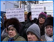 ></p><p class=c_tn>Митинг против новых проездных провели ивановские пенсионеры под окнами областного правительства. Митингующие потребовали от властей отыграть назад и сделать всё, как было. То есть вернуть льготникам сторублевый проездной билет с неограниченным числом поездок. </p><p class=c_tn>Митинг организовала инициативная группа из числа председателей территориальных советов самоуправления и домкомов. До митинга инициаторы пытались выйти на контакты с разработчиками новых проездных книжечек, приходили к ним на прием, но взаимности не нашли. Потому что активным пенсионерам хочется одного, - чтобы проездной, как и раньше, стоил 100 рублей, а число поездок по нему было неограниченным, независимо от возможностей местного бюджета. «А если будет другого вида проездной, с увеличением стоимости, то пусть к единой выплате добавят определенную сумму. По крайней мере, к тому, что сейчас внедряют, в 2 раза должны увеличить денежную выплату для ветеранов», - считает член инициативной группы Тамара Корнева.</p><p class=c_tn>Льготники недовольны всем. Они говорили, что с такими проездными неудобно возить внуков на секции, делать пересадки по пути на работу и добираться до садовых участков. А на участки они ездят и в мороз, чтобы проверить, не разворовано ли добро. </p><p class=c_tn>Заместитель председателя правительства Ольга Хасбулатова собиралась ответить участникам митинга, но попытка защитить указ о проездных была безуспешной. В ответ на ее объяснения слышались выкрики «Не обманывайте нас!» и «Хасбулатову в отставку!» Досталось и совету ветеранов, который не поддержал организаторов митинга.</p><p class=c_tn>«Засиделись наши областные и городские ветераны в своих советах. Они считают, что ничего особенного не произошло. У них-то и спрашивала, видимо, Ольга Анатольевна наши пожелания. А надо было спуститься в массы», - говорит Тамара Корнева. </p><p class=c_tn>Первый заместитель правительства Константин Бочаров нашел общий язык с пенсионерами быстрее. Он уверил их, что губернатора Михаила Меня обманули чиновники, заявив, что к новым проездным все готово - иначе бы тот ни за что не подписал указ, что теперь навести порядок враз нельзя, но за 30-40 дней - вполне, а документ о реорганизации «Автодора» уже готовится. </p><p class=c_av>Василий Когаловский</p>
	
		<div class=
