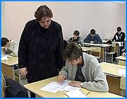 ></p><p class=c_tn>В наступившем году всем классным руководителям школ региона сохранят ранее действовавшие надбавки. При этом учителя будут ежемесячно получать доплаты в рамках национального проекта «Образование». Такое решение принято на сегодняшнем заседании Правительства Ивановской области. </p><p class=c_tn>С просьбой сохранить действующие надбавки за классное руководство вышел Департамент образования. Дело в том, что президентские выплаты - по 1000 рублей ежемесячно - предусмотрены лишь для руководителей полнокомплектных классов. Для остальных педагогов сумма выплат будет рассчитываться пропорционально числу учеников, и в итоге окажется ничтожной. Особенно болезненно эта ситуация отразится на учителях сельских школ, где наполняемость классов - 10 человек и меньше. «Только в случае сохранения действующей доплаты за классное руководство и дополнительного вознаграждения учитель получит за классное руководство 765 рублей. Если же классный руководитель не получит ныне действующие доплаты, то реальная надбавка для него составит лишь 92 рубля», - отметила директор Подвязновской средней школы Ольга Шуванова.</p><p class=c_tn>Всего на сохранение этих надбавок Департамент образования попросил 9,5 млн. рублей. Главный губернский финансист Александр Грузнов не изменил своим привычкам. По его оценке, у бюджетов - как региона, так и муниципалитетов - нет свободных ресурсов на такие выплаты. Девять же с половиной миллионов - сумма приблизительная и в итоге может оказаться гораздо больше. «Поэтому сегодня надо принимать решение: или по 1000 рублей выплачивать, или с сохранением наших надбавок», - считает он.</p><p class=c_tn>Просьбу департамента образования поддержали парламентарии. Вице-спикер Гришин выразился в том смысле, что зарплата бюджетников в области и так самая низкая по стране, поэтому отнять у педагогов стимул к работе было бы неправильно. Более того, надбавки предложено сохранить для классных руководителей коррекционных школ и школ поселковых. Признавая социальную значимость проблемы, первый заместитель губернатора Константин Бочаров упрекнул докладчиков, что никто из них не задался вопросом, а где брать деньги. Последнее слово все равно осталось за губернатором. </p><p class=c_tn>«Дополнительные выплаты федеральные при том моменте, что субъекты федерации снимут свои выплаты, - они станут настолько незначительные, что не дадут никакого положительного экономического эффекта и не дадут того стимула, который должна дать эта реформа для наших классных руководителей», - считает он. </p><p class=c_tn>Михаил Мень заявил, что правительство принимает положительное решение, и другого быть не может. А источники финансирования будут изыскиваться. </p><p class=c_av>Дмитрий Попов</p>
	
		<div class=