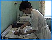 ></p><p class=c_tn>Руководители ивановских детских поликлиник выясняли сегодня степень готовности к реализации национального проекта в сфере здравоохранения. В ходе обсуждения выяснилось, что в целом педиатрические учреждения готовы к покорению вершин модернизации. Правда, на пути медиков порой встречаются неожиданные препятствия. </p><p class=c_tn>Местная медицина обязана влиться в национальный проект - за этим будущее. Первый этап - повышение заработной платы участковых врачей и медицинских сестер - уже начался. И хотя длинного рубля те еще не видели, коллеги узкого профиля поглядывают на участковых искоса. «Я прямо скажу - специалисты считают, что заработную плату правильно подняли участковым врачам и медицинским сестрам. Но, конечно, недопустима такая разница. Я вчера разговаривала с ними - со всеми специалистами, у них вот чувствуется такое подавленное немножко настроение. Хотя к врачам участковым они относятся нормально, спокойно», - сказала заместитель по детству главного врача гор.больницы №3 Людмила Кутулова.  </p><p class=c_tn>В управлении уверены - будет праздник и в кабинетах врачей-специалистов. А пока в кратчайшие сроки необходимо провести качественную перепись пациентов, подготовить специалистов надлежащего уровня. И главное - оперативно и грамотно оформить заявки на приобретение нового оборудования и улучшение матбазы. Деньги ожидаются доселе невиданные. И не освоить их, все равно, что грех на душу взять. Это как раз тот случай, когда надо бежать впереди паровоза. Тем более, что реализация нацпроектов повергла в шок не только рядовых врачей, но и профильное министерство. Руководители поликлиник сетуют: реформа началась, а нормативные документы запаздывают. «Министерство наше никогда не имело таких денег, которое выделило правительство. И вот сейчас сразу, на все разные территории придумать какие-то единые документы, это довольно непросто. Поэтому, здесь как-то взаимно надо потерпеть. А то, что вы не будете в прежнем режиме работать, это я вам обещаю», - заверила начальник управления здравоохранения администрации г.Иваново Тамара Французова.</p><p class=c_tn>Медики, увидевшие свет в окне, работать готовы. Правда, в реформе уже обнаружились узкие места. Массовый исход в участковые породил дефицит, например, школьных врачей. В одном из районов Иванова на 16 учебных заведений приходится только один доктор. В управлении здравоохранения считают, что явление это временное. Стремительно растущий рейтинг профессии привлечет специалистов. А готовность педиатрических учреждений посчитали хорошей. </p><p class=c_av>Андрей Кузьмичев</p>
	
		<div class=