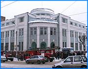 ></p><p class=c_tn>Сегодня днем произошло возгорание в 1-ой стоматологической поликлинике в городе Иванове. Пожару была присвоена самая высокая степень сложности. Пациентов и сотрудников учреждения пришлось эвакуировать. </p><p class=c_tn>Сообщение о возгорании в стоматологической поликлинике зафиксировано с точностью до минуты – 14:33. Сильное задымление в подвальном помещении. Там находятся мастерские и подсобки. На момент прибытия расчетов руководство поликлиники начало эвакуацию пациентов и сотрудников, находящихся в здании. Пожарные и милиция подключились чуть позже. По предварительным данным из учреждения выведено около 300 человек. Здание с пустотными перекрытиями и примыкает к гостинице «Центральная». Поэтому пожару присвоена самая высокая - третья - степень сложности. Тушение возгораний на аналогичных объектах сыграло пожарным на руку. «Это здание относится у нас к низкой устойчивости при пожаре. Такие здания - это медакадемия, которая напротив находится, это здание магазина «ЛУЧ», которое мы недавно тушили. У нас сейчас накопился большой опыт в тушении таких пожаров», - сказал заместитель начальника управления Госпожнадзора Евгений Сычев.</p><p class=c_tn>Несмотря на сильное задымление, возгорание ликвидировали довольно быстро - менее, чем за полчаса. Все это время здание было оцеплено сотрудниками милиции, а на проспекте Фридриха Энгельса выставлен пост ДПС. И вот самые первые подробности и комментарии на тот момент. «Могу сказать только, что пожар произошел в подвальном помещении специализированной мастерской. В общем, нам удалось своевременно ликвидировать загорание, не допустить распространения и провести своевременную эвакуацию людей. В данный момент происходит удаление дыма для проведения следственных действий», - сообщил Евгений Сычев.</p><p class=c_tn>По предварительной версии, пожар возник из-за короткого замыкания электропроводки. Точную причину установит следствие. Непонятно пока, будет ли работать поликлиника в пятницу.</p><p class=c_av>Андрей Кузьмичев</p>
	
		<div class=