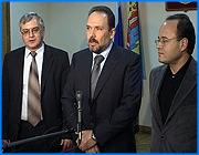 ></p><p class=c_tn>Сегодня губернатор Михаил Мень принимал делегацию градостроительного департамента Московского правительства. В ходе совещания обсуждались перспективы инвестирования в строительный комплекс областного центра. С ивановской стороны в переговорах приняли участие не только чиновники, но также представители строительных предприятий и проектных организаций. </p><p class=c_tn>Слово мэра столицы многого стоит. Предварительные договоренности об участии московского капитала в застройке Иванова, озвученные Юрием Лужковым на инаугурации Михаила Меня, похоже, начали воплощаться в жизнь. На сегодняшней встрече говорилось о том, что в течение месяца эти переговоры должны вылиться в конкретный инвестиционный проект, итогом которого станет строительство первой очереди жилья общей площадью 20 тысяч квадратных метров.</p><p class=c_tn>Речь идет именно о жилищном строительстве - по образцу жилых комплексов Куркино и Митино на окраинах столицы. Это не элитное жилье в московском понимании, но уровень достойный. Пока к застройке предложены максимально необремененные площадки, но в перспективе планируется рассмотреть проекты, которые потребуют сноса ветхого фонда и расселения его обитателей. Основная часть встречи прошла за закрытыми дверями, после чего ее участники вышли к прессе.</p><p class=c_tn>Михаил Мень, губернатор Ивановской области: «Мы сейчас посмотрели пока картографически на те возможные площадки, на которых можно будет размещать строительство жилья, которое будет осуществлено с помощью московских строителей, московских инвестиционных компаний. Конечно же, во многом и в большинстве своем стройиндустрия Ивановской области будет в этом проекте задействована».</p><p class=c_tn>Юрий Королевский, руководитель Департамента градостроительной политики, развития и реконструкции г. Москвы: «Мы не повезем из Москвы ничего, кроме денег, мозгов, вариантов проектных решений, возможно, новых технологий. Мы заинтересованы в том, чтобы строительная база г. Иваново и Ивановской области развивалась и в этом есть прямая выгода, это влияет на себестоимость, на инвестиционную привлекательность. Мы взяли на себя обязательства совместно, в течение месяца, не больше, выйти на проект конкретных решений, чтобы, действительно, уже в этом году перейти от слов к делу».</p><p class=c_tn>Александр Фомин, глава г. Иваново: «На вопрос, что будет зависеть от города: мы сегодня качественно и кардинально меняем систему выдачи разрешений, в разы ускоряем процесс рассмотрения заявлений, выдачу техусловий, принцип выдачи техусловий, потому что именно эти составляющие сдерживали развитие строительства в г.Иванове все последние годы. Я могу сказать, что уже сейчас, по нашим расчетам, процесс от подачи заявки до выдачи разрешения сводится порядка к 45 дням, а раньше это до полутора лет доходило».</p><p class=c_tn>Также было заявлено, что в реализации жилья будут задействованы ипотечные механизмы. Уже сейчас, по словам губернатора, готовится соглашение с рядом крупных финансовых структур, направленное на развитие ипотеки в Иванове. В то же время муниципалитет рассчитывает на определенную долю в новом жилом комплексе, которая отойдет на социальные цели. По окончании встречи гостей повезли смотреть площадки. Прессу с собой не взяли, но обещали держать в курсе событий.  </p><p class=c_av>Дмитрий Попов</p>
	
		<div class=