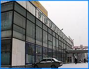></p><p class=c_tn>Целый ряд ключевых вопросов ивановская городская Дума решила в авральном режиме. Депутаты утвердили структуру администрации города, порядок назначения руководителей ее отделов и управлений, а также директоров муниципальных предприятий. Утвержден порядок предоставления земельных участков под строительство и оформление документов по принципу единого окна. Зато предстоящая продажа акций центрального универмага вызвала споры. </p><p class=c_tn>Продать принадлежащий городу пакет акций центрального универмага предложила Думе мэрия. Еще не так давно универмаг был собственностью города, но дела его шли неважно, а здание требует капитального ремонта. И тогда администрация, при прошлом мэре,  создала новое предприятие, на паях. 49 % собственности универмага с тех пор принадлежит городу, а остальное - частному инвестору. Инвестор обещал поправить дела и заняться ремонтом. Но прибыли от универмага город так и не получил. «Оказалось, что этот предприниматель поступил не так, как он пропагандировал. Но следить за этим кто должен? Прежде всего, администрация города, которая сама же этот проект нам и вынесла на Думу», - считает Игорь Альпер. </p><p class=c_tn>А продавать непрофильную для города собственность в ближайшие годы все равно придется, - по федеральному закону. Но депутат Павел Кабанов заявил, что город мог прежде продать весь универмаг и получить гораздо большие суммы, что сегодняшняя ситуация - это результат недальновидной политики мэрии, а жителям нужна защита... «...от недобросовестных проходимцев из среды городской власти. Мне известно, что такого рода заезды под целый ряд объектов муниципальной собственности были в прошлом. И не прекращаются сейчас. Каким образом жители города защищены от такой ситуации?» Теперь, - сказал депутат, - выбора нет, продать пакет акций все равно придется. Но нужно принять меры, чтобы город избежал таких потерь в будущем. Иначе дума просто «распишется в собственной недееспособности». В ответ ему предложили озвучить имена и фамилии тех самых недобросовестных чиновников. Но депутат от этого воздержался. Вместо этого он объяснил коллегам, что будет с универмагом дальше: «Я хочу сделать прогноз. Коммерсанты, которые осуществляют это, молодцы. Сейчас будет допакован пакет акций. И будет на этой же базе создано новое предприятие - первый вариант. Или же второй вариант - они продадут добросовестному покупателю за гораздо большие деньги». </p><p class=c_tn>Теперь же город намерен получить от продажи своей доли акций 39 миллионов рублей. И депутаты уверены, что это еще очень хорошо, потому что по их подсчетам получались более скромные цифры. </p><p class=c_av>Василий Когаловский</p>
	
		<div class=