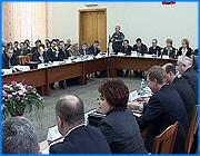 ></p><p class=c_tn>Льготники областного регистра - ветераны труда и труженики тыла - будут получать чуть больше денег, чем сейчас. А за владельцами компьютерных клубов и юными посетителями этих заведений будут следить пристальнее. Законы об этом принял областной парламент на своем пленарном заседании. </p><p class=c_tn>Парламентарии Ивановской области первый раз собрались в полном составе на новом месте - в зале на улице Батурина, где прежде работала администрация. Результат переезда налицо: стол уходит в бесконечность, председателя слышно, но почти не видно, в проходах не разминуться. Это в английском парламенте фракции разнесены на длину вытянутой руки со шпагой. В Иванове шпагой махать некому. Сами депутаты - больше не законодатели, а думцы. Нынче они решили переименовать Законодательное собрание в областную думу. Принято и несколько законов, которые должны исправить перекосы в социальной сфере. Выплаты ветеранам труда, труженикам тыла, а также реабилитированным и пострадавшим от политических репрессий увеличены на 10 %.  «Соответственно, ветеранам труда - 220 р., труженикам тыла - 330 р. И соответственная индексация произошла для репрессированных и пострадавших от политических репрессий. Сразу хочу сказать, что данный закон вступает в действие с 1 января 2006 г.», - сообщил и.о.начальника управления соцзащиты Николай Гудков. </p><p class=c_tn>Вскоре льготники получат не только увеличенную сумму за февраль, но и доплату за январь. В зависимости от инфляции, выплаты будут индексироваться. Ветераны труда  удивлялись, почему им платили 200 рублей в месяц, а проездной стоит 220. Оказывается, документ об увеличении выплат готовился с октября, но, по словам Николая Гудкова,  согласования заняли 2 месяца, а потом их пришлось повторить с новым правительством области. Прежняя администрация документ в Законодательное собрание не представила, хотя получила его в начале декабря. Кроме того, определен размер субсидий городам и районам на деятельность социальных учреждений и поддержку многодетных семей. Введена такая система расчетов, которая не позволит урезать социальную помощь. «Меняется то, что вводится норматив потребления. Расчет делается из одного койко-дня, одного обслуживаемого, одного ребенка в многодетных семьях в тех или иных муниципальных образованиях. Их нельзя срезать, их нельзя сократить. Чтобы сократить какие-то суммы, надо вносить изменения в Закон Ивановской области», - сказал Николай Гудков.</p><p class=c_tn>А хозяева компьютерных клубов должны будут потерять часть поступлений. Областной парламент в первом чтении принял законопроект, по которому клубы будут штрафовать, если ночью там окажутся дети. Многие подростки проводят за игрой целые ночи. Чиновники говорят, что от этого падают успеваемость и нравственность. «Поэтому вносится предложение о привлечении владельцев этих развлекательных учреждений, юридических лиц и индивидуальных предпринимателей к ответственности за попустительство нахождению в них несовершеннолетних в возрасте до 16 лет без сопровождения законных представителей в ночное время», - сказала зам. председателя правительства области Ольга Хасбулатова. А депутат Наталья Ковалева считает, что надо наказывать и родителей, если их чада остаются на всю ночь за экраном со стрелялками и ходилками. </p><p class=c_av>Василий Когаловский</p>
	
		<div class=