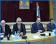 ></p><p class=c_tn>Правительство Ивановской области намерено снять все препоны, которые тормозят развитие местной строительной индустрии. Об этом было заявлено в ходе сегодняшнего совещания Михаила Меня с руководителями целого ряда предприятий и организаций, входящих в ивановский стройкомплекс. Этим совещанием губернатор открыл серию встреч с представителями отраслевых структур региона. </p><p class=c_tn>Строительная тема уже неделю у всех на устах. А началось все с переговоров, которые областная власть затеяла с москвичами на предмет участия столичного капитала в застройке Иванова. Местные участники строительного рынка не без оснований беспокоились, что их могут и подвинуть. Теперь эти опасения сняты. До начала встречи приглашенные не скрывали, что ждут от нее многого. «Я думаю, что это глубоко симптоматичный факт, что губернатор первую такую встречу проводит с представителями строительной отрасли», - считает президент Союза строителей Ивановской области Григорий Газарян.</p><p class=c_tn>Губернатор подчеркнул, что строительство было с самого начала определено им как приоритетное направление. Созданы профильные комплекс и департамент в структуре региональной власти. Михаил Мень не без скромности заметил, что в вопросах строительства он немного разбирается - все-таки, как никак, 2 года проработал машинистом башенного крана. Мень ратует за идею включения всех представителей отрасли в единую систему - по образцу Москвы, где такая неразрывная сеть создана и эффективно работает. «Частные структуры, и заказчики, и подрядчики, и энергетики - все, кто принимает участие, - они должны быть внутри этой системы», - подчеркнул Михаил Мень.</p><p class=c_tn>Но главным предметом обсуждения стал перечень согласований, которые стоят на пути всех застройщиков. Губернатор заявил, что этот вопрос будет вынесен на ближайшее заседание правительства, где существующий перечень планируется уточнить и откорректировать. В то же время структурам, которые выдают разрешительную документацию, как местным, так и федеральным, будет поставлена задача максимально сократить сроки согласований. Обсуждение, большая часть которого проходила за закрытыми дверями, по всей видимости, протекало довольно бурно и эмоционально. «Положительные эмоции вызвало именно решение о рассмотрении в ближайшее время на правительстве перечня согласований. Потому что люди, чего там скрывать, рассказывали про те взятки, которые с них вымогают за каждую бумажку. И это серьезная проблема, которая тормозит развитие стройкомплекса в Ивановской области», - сказал губернатор.</p><p class=c_tn>Между тем очевидно, что воплотить идею создания единой системы в строительной отрасли региона будет не так легко - слишком остра конкуренция на этом рынке. Строители совещались еще больше часа после того, как Михаил Мень их покинул. Наверное, искали те самые точки соприкосновения, которые позволили бы им работать сообща без серьезных трений. </p><p class=c_av>Дмитрий Попов</p>
	
		<div class=