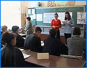 ></p><p class=c_tn>Ситуации в корне это не изменит - так оценивают ивановские учителя так называемое вознаграждение за классное руководство, которое сегодня начали выдавать. Решение должно быть более кардинальным, как в случае с зарплатами участковых врачей - считают педагоги. </p><p class=c_tn>870 - это та самая президентская 1000 за вычетом подоходного налога. Она положена только тем, кто руководит комплектными классами. В городе комплект - это 25 учеников, на селе - 14. То есть городской школяр стоит 40 рублей. Верней - минус 40. Потому что в случае превышения численности ученического состава надбавка не положена. Вычитают наши власти с большим удовольствием - так отзываются педагоги о правительственной арифметике. О самой сумме отзывы самые разные. Те, кто считает по правилам теории относительности, прикидывают, что 1000 - это целых 25 % от ставки не особо категорированного учителя. Для Ирины Ивановой из 32 школы этот процент пониже, потому что она зарабатывает неплохо. По крайней мере, для ивановского учителя. В графе итого - более 6 тысяч рублей. Но даются они непросто. Вместе с кружками - 30 часов в неделю. И даже сейчас, когда из-за холодов занятия отменены, Ирина Геннадьевна с группой энтузиастов разучивает одну из пьес Оскара Уайльда. Она считает, что зарплата учителя должна быть пусть не королевской, но достойной. Чтобы мысли о хлебе насущном не занимали половину рабочего времени.  «Не думала бы, на чем мне сегодня ехать на работу. Скажем, на маршрутке или на троллейбусе. Наверное, смогла бы съездить в Москву и сходить в любимый театр», - говорит она.</p><p class=c_tn>Ученики тоже понимают, что президентская добавка ничего не меняет. В том числе и статуса учителя в глазах детей. «Учителя - они работают больше, чем уборщица в банке, а уборщица получает больше, чем учителя», - говорят школьники. Не решает надбавка и кадрового вопроса - молодежь в школу не идет. Треть педагогов - пенсионного возраста. Единственное, что позволяет решить прибавка к невеликому жалованью - школьному руководству проще соблазнить учителя классным руководством. «В последнее время и с этим есть напряг. Не хотят работать. Тем более, что сейчас состав учителей, он очень повзрослел, скажем, это так. Т.е. много педагогов, которым не только за 50, но и за 60. И, конечно, возиться с детьми им просто тяжело», - говорит директор школы № 32 Александр Макеев. </p><p class=c_tn>Учителя говорят, что школа оживет, если правительство увеличит зарплату в разы, как участковым врачам. Причем сразу всем педагогам, а не выборочно. </p><p class=c_av>Сергей Хохлов</p>
	
		<div class=