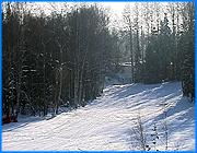 ></p><p class=c_tn>Сегодня устроители чемпионата мира по спортивному ориентированию, который на днях пройдет в Березовой Роще, познакомили журналистов с тем, как идет подготовка к соревнованиям. В ходе визита выяснилось, что организаторы международного чемпионата столкнулись с чисто русскими проблемами. </p><p class=c_tn>Заблудился в трех березах - это не про них. Еще в 19 веке некий шведский военный, будучи уже в отставке, обратил внимание, что нравственное воспитание молодого поколения хромает. Так ему пришла в голову мысль объединить полученные в армии знания по топографии с физкультурой. С каждым годом спортивное ориентирование становится все популярнее. Количество соревнований также растет. Березовую Рощу в качестве места для проведения чемпионата такого высокого ранга выбрали международные эксперты. Они признались, что за рубежом таких крупных баз просто нет. Сейчас во всю идет подготовка трассы - одной только лыжни набито 200 километров. Правда, не обошлось без проблем. Сначала устроителей замучили «черные лесорубы», которые валили лес на трассу. Но браконьеров приструнила милиция. Теперь вот новая история. «Еще один вопрос, несколько не решенный, снегоходы, на которых здесь состоятельные люди катаются, у которых есть дачи, дома, особняки на берегу озера. С ними проводили беседы представители УВД, чтобы они до и во время соревнований не ездили. Но вчера не было следов, а сейчас опять появились», - говорит заместитель главного судьи соревнований Борис Прокофьев.</p><p class=c_tn>На чемпионат ожидается более 250 спортсменов из 22 стран мира. И почти 100 человек судейского состава. Часть из них поселят на территории Березовой Рощи. Здесь построен специальный корпус, номер в котором сопоставим с четырехзвездочным гостиничным. Но это для тех, кто имеет средства. А вот, например, украинская команда уже изъявила желание проживать в дешевых номерах одной из ивановских гостиниц. Эхо подготовки к чемпионату докатилось и до ближайших поселений. В поселке Озерное, что на пути к Березовой Роще, дорогу густо посыпали песком, восстановили уличное освещение, а часть серых домов спрятали за зеленым забором. Красноармеец Петр Александрович Несмелов, чей дом является местной достопримечательностью, теперь знает, откуда ветер дует. Он хорошо помнит второй прибалтийский, ранение, помнит, как потерял руку, но вот что изменилось в поселке за последние 20 с лишним лет припомнить не может. «Перед перестройкой все-то было, все-то везде работало. Жить хотелось, а теперь... ой, ужас... А теперь-то вот зашевелились перед этой олимпиадой. А так, хорошего тут ничего нет», - говорит он.</p><p class=c_tn>Тем временем, и местные жители и организаторы соревнований сходятся во мнении, что чемпионат - это благо. Кроме создания инфраструктуры, от соревнований такого ранга область может получить и другие бонусы. «Во-первых, это имя Ивановской области. Если мы проведем соревнования хорошо, а мы, я думаю, проведем их хорошо, зазвучит в спортивном мире. И, во-вторых, это развитие вида спорта. Это шаг на пути в мире спорта в наше время», - считает координатор соревнований, директор СШОР по спортивному ориентированию Людмила Худякова.</p><p class=c_tn>До открытия чемпионата осталось 10 дней. Организаторы уверены, к этому времени они будут полностью готовы. И уже сейчас говорят, что в случае успешного проведения соревнований может зайти речь об организации постоянно действующей базы спортивного ориентирования. </p><p class=c_av>Андрей Кузьмичев</p>
	
		<div class=