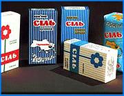></p><p class=c_tn>В администрации Иванова в среду собрали экстренное совещание, чтобы обсудить проблему с реализацией соли и сахара. На встречу были приглашены оптовые продавцы, представители «Роспотребнадзора» и руководители милиции общественной безопасности. Главный вывод совещания - для паники и ажиотажа нет никаких предпосылок. </p><p class=c_tn>В полдень на одной из ивановских оптовых баз выстроилась очередь. Зачем люди покупают соль и сахар в таких количествах, толком объяснить никто не может. Тем временем, владельцы базы рассказывают, что для паники у населения нет никаких предпосылок. Несмотря на ажиотажный спрос, на складах есть запасы и сахара и соли. В ближайшее время здесь ждут дополнительную партию товара. «Пройдет буквально неделя, полторы недели, и соль вернется в прежние ценовые рамки. Т.е. мы ждем на следующей неделе 3 вагона из Украины, 1 вагон из Белоруссии. И таким образом, те, кто сейчас покупает соль по таким бешеным ценам, они, в принципе, пожалеют уже практически через полторы недели», - считает директор оптово-розничной сети продуктов питания Владимир Новиков.</p><p class=c_tn>У других оптовиков также есть запасы. И они тоже ожидают их пополнения. На встрече с чиновниками в ивановской мэрии все в один голос заявляют, что цены, скажем, на соль останутся если не на прежнем уровне, то вырастут очень незначительно. По прогнозам предпринимателей и чиновников, розничная стоимость соли будет колебаться от 4 до 6 рублей. А сахарного песка - в пределах от 26 до 30 рублей. Если же кто-то из торговцев попытается воспользоваться ажиотажем, то с такими предпринимателями в администрации будут работать персонально. Правда, на первых порах ограничатся профилактикой. Заместитель начальника управления экономики администрации г.Иванова Олег Кашироков обратился к собравшимся: «Я хочу предупредить тех недобросовестных торговцев, что администрация не закроет глаза на это. По большому счету мы будем делать рейдовые проверки совместно с правоохранительными, контролирующими органами и те недобросовестные продавцы, которые пользуются ажиотажем, просто будут выставлены на вид через средства массовой информации, через газеты. Я думаю, это неприятно будет, такая реклама для них».</p><p class=c_tn>Больше того, нас заверили, что в мэрии уже есть такой черный список. Но озвучивать эти имена пока не будут. Тем более, что и чиновники, и сами представители бизнеса уверены: ажиотаж пройдет очень скоро, также, как и начался. </p><p class=c_av>Андрей Кузьмичев</p>
	
		<div class=