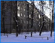 ></p><p class=c_tn>Отложить снижение стандарта по выплате коммунальных субсидий на полгода - такое решение предлагает ивановской областной Думе комитет по бюджету. Решение было принято, несмотря на возражения депутатов, неангажированных «Единой Россией». Те настаивали, чтобы уже сейчас была изыскана возможность выплачивать субсидии тем семьям, где доля коммунальных платежей превышает 19 % от среднедушевого дохода.</p><p class=c_tn>Классическая дилемма - сэкономить бюджетные деньги или угодить избирателям. По данным на конец 2005 года, субсидиями на оплату коммунальных услуг в губернии пользовалась каждая четвертая семья. По мнению ряда депутатов, уровень жизни в сравнении с уровнем тарифов в области обязывает увеличить число этих людей. Сделать это можно, снизив процентную планку, при которой начинается выплата субсидий. Сейчас это общефедеральные 22 %. Ряд регионов снизил ее. В Москве это 10, в Новосибирске - 14. Рязанцы, выйдя на улицу, добились от властей 16 5. Но удовольствие это для казны довольно дорогое. «250 млн. требуется для того, чтобы провести до 19%. Плюсом к тому, что есть», - сказала начальник областного департамента ЖКХ Нина Артемьева.</p><p class=c_tn>Вся сумма составляет более полумиллиарда рублей. Бюджет может эту сумму не осилить. Однако коммунист Владимир Завалишин напомнил единороссам, что вопрос этот политический. Именно в их предвыборной программе есть обещание снизить субсидиальную планку аж до 17 %. Но большинство членов комитета решило состорожничать и подождать полугодовых итогов исполнения бюджета. «Вопрос нужно сейчас решать. Люди сейчас живут. Что будет через полгода, через год? Трудно сказать. Мы за решение вопроса именно сейчас, в конкретный момент в конкретной ситуации», - считает Владимир Завалишин. </p><p class=c_tn>Но сегодняшнее решение - не окончательное. Точку должно поставить пленарное заседание, где большинство тоже составляют депутаты от «Единой России».</p><p class=c_av>Сергей Хохлов</p>
	
		<div class=