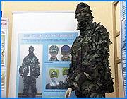 ></p><p class=c_tn>Научно-технический совет в сфере инноваций и науки появится при губернаторе Ивановской области. Об этом стало известно в ходе награждения участников 6 Московского международного салона инноваций и инвестиций. До начала церемонии Михаил Мень успел бегло ознакомиться с выставочными стендами местных локомотивов научного прогресса, но больше всего его поразил костюм-невидимка. </p><p class=c_tn>Глава региона не зря заострил внимание на разработке, ориентированной на военную промышленность. Губернатор Ивановской области, Михаил Мень теперь еще и капитан запаса - это воинское звание присвоено ему по итогам военных сборов глав субъектов Центральной России. Похоже, там как раз такого костюма и не хватало. «Замечательный маскировочный костюм сейчас произвел на меня впечатление очень сильное, - костюм, который не видят приборы ночного видения. Я уверен, что серьезные заказы и вообще серьезное будущее у данной наработки», - отметил губернатор.</p><p class=c_tn>Губернатор не лукавил: костюмом уже серьезно заинтересовались представители военного комплекса Иордана. Впрочем, по словам организаторов экспозиции, интерес к нашим разработкам стабильный вот уже который год подряд. А в этот раз его подогрели весьма пикантным способом - клуб «Деловая женщина» представил 8 коллекций моделей одежды из инновационных тканей и, конечно, в исполнении весьма юных манекенщиц. Такой мощный визуальный ряд не мог не сказаться на восприятии ивановского стенда. Как следствие, наших моделей уже пригласили на аналогичный парижский салон. А вот у самих ученых с умением преподнести свои разработки пока проблема - до «деловых женщин» им далеко. Организаторы отметили, что листовки и рекламные буклеты впредь нужны более яркие и даже броские.</p><p class=c_tn>Представить на 35 квадратных метрах цвет научной и технической мысли региона было непросто, при том что наша экспозиция оказалась едва ли не самой обширной. Всего же по итогам салона губерния получила около 40 наград. Правительству области, по выражению Михаила Меня, тоже «перепало» - губернатору вручили награду за поддержку деятельности регионального салона. Мень сказал, что это ко многому обязывает, а поскольку нефти и газа у нас нет, остается одно - развивать человеческий потенциал. </p><p class=c_av>Дмитрий Попов</p>
	
		<div class=