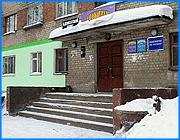 ></p><p class=c_tn>Жильцы общежития акционерного общества «Автокран» называют себя коммунальными заложниками. В здании холодно, состояние душа и туалетов далеки от идеальных. За такие условия каждый обитатель общежития платит в месяц по 750 рублей. При этом во многих комнатах проживают по 2, 3 человека. Руководство «Автокрана», в свою очередь, утверждает, что прикладывает все усилия, чтобы улучшить жизнь обитателей общежития. </p><p class=c_tn>После звонка руководству ОАО «Автокран» комендант запретил производить видеосъемку внутри общежития. По словам жильцов, их обитание в этом здании больше похоже на борьбу за выживание. Туалеты далеки от санитарных норм, а в душе, единственном на все общежитие, круглый год сыро, с потолка постоянно капает холодная вода. Батареи в комнатах, говорят жильцы, чуть теплые. Прошедшие морозы местные обитатели вспоминают с ужасом. «Лежишь на кровати, и вот так дуешь, пар идет. Замечательно. Ну, весело мы живем. И платим за это совсем маленькие деньги. 750 рублей за место за одно. В большой комнате живет 3 человека – 2250 р. Математика тут простая. Они знают, что идти нам некуда, будут молчать, будут платить», возмущаются жильцы.</p><p class=c_tn>Тем временем в общежитии размещается несколько частных предприятий, которые платят арендную плату. Что, по-видимому, никак не отражается на техническом состоянии здания. Правда, уверяет комендант, на этот год запланированы ремонтные работы. Среди них замена системы канализации, ремонт туалетов, ввод второго душа. А вообще работы в здании периодически проводятся, пояснил помощник исполнительного директора «Автокрана». В последнее время была заменена электропроводка, отремонтирован туалет на четвертом этаже. Между тем, собственником общежития являются городские власти, которые передали его в безвозмездное пользование акционерному обществу. По словам сотрудников комитета по управлению имуществом, до этого дня особых претензий к общежитию не было. Во время последней плановой проверки, летом прошлого года, было отмечено лишь то, что здание требует текущего ремонта. Тем временем жалобы, говорят в комитете, направленные жильцами в городскую администрацию, без внимания не останутся. Председатель городского комитета по управлению имуществом Наталья Бусова пообещала: «Выйдем с проверкой на общежитие на это. Ну, уж в результате будут приняты какие-то решения. По условиям договора безвозмездного пользования за «Автокраном» остаются обязанности поддержания в надлежащем состоянии данного здания». </p><p class=c_av>Олеся Чирко</p>
	
		<div class=