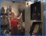 ></p><p class=c_tn>Таков один из итогов обсуждения концепции музейного дела на заседании правительства Ивановской области. По итогам исполнения бюджета в первом квартале департамент финансов по поручению губернатора будет изыскивать необходимые суммы. </p><p class=c_tn>В проблематике заседаний правительства начала прослеживаться определенная последовательность. Губернатор Михаил Мень берется за задачи, которые оказались не по силам прежней власти. Он уже встречался с текстильными магнатами по поводу налогов. У Владимира Тихонова такие встречи привели к гражданским судам и уголовным делам. Настала очередь музеев. Скандальная реорганизация времен заслуженной артистки республики Крым была подвергнута аккуратной и тактичной критике. Никаких имен. Но в кадровой политике был отмечен субъективизм, сама реорганизация делалась под людей, а не под концепцию. Это меньшие из помянутых грехов. «С проведением реорганизации предыдущей сократилось и штатное расписание, и финансирование музеев. Выделены средства отдельной строкой на филиал не были. От этого страдала и основная деятельность», - считает зам. главы г.Кинешма Ирина Першина. </p><p class=c_tn>Нынешняя концепция будет учитывать в первую очередь интересы музеев и их посетителей. Но концепция - это свод основополагающих принципов деятельности, и взгляды многих на музейное дело разошлись. Но все сходились в одном - музеи должны быть интересными и должны нести воспитательную нагрузку. В идеале - приносить прибыль. Но до этого еще далеко. Михаил Мень поразился средней зарплате музейщиков области - 2 тысячи 332 рубля. «Я принял решение о необходимости немножечко поднять эту зарплату. Вот первое - цифры мы посчитали. Если мы каждому специалисту добавку сделаем, ну, хотя бы 500 руб., чтобы хотя бы вывести зарплату работников музея на среднюю по культуре. Хотя бы так», - сказал губернатор.</p><p class=c_tn>Ежемесячная нагрузка на областную казну составит 99 тысяч. Михаил Мень поручил финансистам по итогам исполнения бюджета в первом квартале изыскать требуемые суммы. Стоит предположить, что такое начало реорганизации музейщиков устроит. </p><p class=c_av>Сергей Хохлов</p>
	
		<div class=