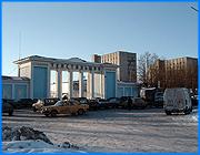 ></p><p class=c_tn>Деньги на реконструкцию стадиона «Текстильщик», о которой много говорилось во время предвыборной кампании, будут серьезно урезаны. Уменьшено финансирование и целого ряда других объектов, которые были включены в адресно-инвестиционную программу города Иванова. Об этом представители мэрии сообщили сегодня депутатам городской Думы, которые собрались на заседание комитета по законности и общественной безопасности. </p><p class=c_tn>Депутатов ошарашили. За невинным заголовком об изменениях в ранее принятое решение по адресной инвестиционной программе открылась настоящая бюджетная дыра. Из программы выпало ни много ни мало 44 миллиона рублей. Почему? - все вопросы к областной власти. Это она решила воздержаться от выделения средств именно по тем пунктам, где было запланировано совместное финансирование. Например, ушло 5 миллионов рублей, которые предстояло потратить на строительство большого детского комбината. Подпрограмма «Коммунальное строительство» лишается четырех важных пунктов, среди которых один из этапов прокладки канализационного коллектора от улицы Куконковых до Лежневской. Но самое большое сокращение финансирования по спортивным программам. «Реконструкция стадиона «Текстильщик». 18 млн. р. снимается из адресной инвестиционной программы по причине недофинансирования этой программы областным бюджетом», - сказал заместитель главы города Василий Силкин.</p><p class=c_tn>Область выделяет только 7 миллионов. Правда, начальник финансового управления объясняет, что столько с самого начала и было обозначено в областном бюджете. А остальные - если сложится. «Просто сделано в расчете на то, что мы в течение года будем сами выходить с предложениями и находить софинансирование из федерального бюджета, чтобы нам подкрепляли незакрытые остаточные объемы сметного финансирования», - пояснил заместитель главы города Сергей Золкин. </p><p class=c_tn>То есть, все еще как бы может сложиться, и область, может быть, денег еще даст. А, может, и не даст. «В этом году достаточно серьезные средства из федерального бюджета. Уменьшение областных средств не повлечет ли, что будут уменьшены средства федеральные, если уйдет софинансирование?» - засомневался Игорь Волков.</p><p class=c_tn>И правда, - в графе «инвестиции из федерального бюджета» по «Текстильщику» - прочерк. Пока инвестиционная программа будет вынесена на пленарное заседание Думы в урезанном виде. А в самом городском бюджете есть и небольшие сдвиги в лучшую сторону: школы получат на 19 миллионов больше, детсады и ясли - на 8. На полтора миллиона вырастет финансирование по федеральной программе «Жилище». Впрочем, это стоимость всего трех или четырех квартир - на весь город. </p><p class=c_av>Василий Когаловский</p>
	
		<div class=
