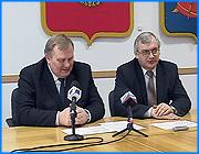 ></p><p class=c_tn>С нового года вступил в силу федеральный закон об «Основах регулирования тарифов организаций коммунального комплекса». В соответствие с ним, меняется порядок их регулирования и в Иванове. О том, как этот процесс будет происходить, журналистам рассказали председатель Ивановской городской думы Вячеслав Сверчков и глава Иванова Александр Фомин. </p><p class=c_tn>Для более безболезненного перехода на новый порядок регулирования тарифов в жилищно-коммунальной сфере у Иванова есть целый год. Весь 2006 этим будут заниматься и глава города и депутаты городской думы - совместно. Установка базового тарифа для организаций ЖКХ, независимо от вида собственности, - за ивановским мэром Александром Фоминым, а утверждение надбавок - прерогатива думцев. На сегодняшний день, кстати, тарифы на жилищно-коммунальные услуги до сих пор не приняты. «Мы категорически не хотим, чтобы население оплачивало, скажем, неэффективное управление МУПами, поэтому мы отложили принятие тарифов на 2 месяца. В «Водоканал» и МПЖХ направлены аудиторские фирмы для проверки правильности расчетов тарифов», - сказал мэр.</p><p class=c_tn>В ближайшие дни, по словам Александра Фомина, после того, как результаты проверок проанализируют, тарифы на этот год будут сформированы и вынесены на утверждение депутатам городской думы. Если думцы одобрят - новые тарифы начнут действовать уже с 1 апреля. Пока работа по их регулированию будет вестись таким образом. Но уже летом начнется подготовка к полному переходу на новый порядок. К июню должна быть создана городская служба по тарифам, по аналогии с областной и федеральной. Она начнет действовать с 2007 года. В службу войдут представители администрации Иванова и депутаты городской думы. «Рассматривали этот вопрос и определили, что депутат Чистов будет и депутат Газарян, то есть это депутаты, которые проработали в отраслях близких к тарифам, так скажем, и поэтому они будут здесь с точки зрения профессионалов смотреть и помогать», - сообщил Вячеслав Сверчков.</p><p class=c_tn>Между тем, по утверждению главы города Александра Фомина, тарифы на услуги ЖКХ в следующем году резко повышаться, на 40-50 %, не будут. Для этого, якобы, и сменили руководство «Водоканала» и МПЖХ. </p><p class=c_av>Марина Четверткова</p>
	
		<div class=