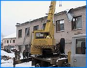 ></p><p class=c_tn>Двое пострадавших и один погибший. Таков итог сегодняшнего чрезвычайного происшествия в поселке Палех. В здании местного Дома бытовых услуг рухнули перекрытия между вторым и первым этажом. В это время здесь находились около 25 человек - работницы швейного цеха. Одна из женщин оказалась под завалами, откуда ее извлекли лишь спустя несколько часов. </p><p class=c_tn>Сигнал о происшествии поступил около 12:30. Известно, что на втором этаже здания располагается швейный цех, и к моменту обрушения здесь находилось до 25 человек. Когда несущая балка «поплыла» и пол начал уходить из-под ног, женщины стали выпрыгивать из окон. Одна в результате падения сломала себе ногу и была госпитализирована в районную больницу. Еще одна работница швейного цеха оказалась под завалами. На место событий выехали спасатели, пожарные расчеты, сотрудники правоохранительных органов. За разбором обрушившихся конструкций лично наблюдал прокурор Ивановской области Мурат Кабалоев. Его ведомству теперь предстоит разобраться, что повлекло трагедию и какова в случившемся вина арендаторов, которые затеяли ремонт  помещений на первом этаже.</p><p class=c_tn>К четырем часам дня разбор завалов все еще продолжался. Предположительно, причиной ЧП могла стать самовольная перепланировка на первом этаже, которая ослабила несущую балку и в итоге привела к обрушению конструкций. Похоже, арендаторы решили сэкономить на проекте, и последствия не заставили себя ждать. В это время здесь работали семь человек, работники строительной бригады, – никто из них не пострадал. Спасателям пришлось пойти на ухищрения, чтобы вести работы без угрозы для собственной жизни. «Мы сначала хотели разобрать кровлю, но из-за характера обрушения это не представляется возможным. Сейчас укрепили плиты, которые нависают сверху, и будем разбираться», - сообщил 1-й заместитель начальника Главного управления МЧС по Ивановской области Алексей Шорников.</p><p class=c_tn>К 16:30 поиски дали результат. Выяснилось, что женщину придавило бетонной плитой. Характер травм оказался несовместимым с жизнью. Еще около часа потребовалось на то, чтобы извлечь тело из-под обломков. С помощью крана плиту приподняли. Работницы швейного цеха - почти все они на тот момент находились в состоянии психического шока - не дыша следили, как тело погибшей вынесли из здания. Для большинства этих женщин цех был единственным источником заработка, теперь они снова перед лицом неопределенности. </p><p class=c_av>Дмитрий Попов</p>
	
		<div class=