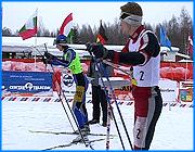 ></p><p class=c_tn>Сегодня в «Березовой роще» участники чемпионата мира по спортивному ориентированию на лыжах бежали спринтерскую дистанцию. У мужчин - это 3 км 400 м с десятью контрольными пунктами, у женщин – 3 км 100 м и 8 контрольных пунктов. </p><p class=c_tn>Первыми по жребию стартовали финалисты кубка мира, россияне - Павел Уткин и Елена Бондарь, через минуту после них Егор Сорокин и Валентина Лебедева. Болельщики, в начале только коллеги по командам, выстроились вдоль линии старта. Однако чуть позже, несмотря на валивший снег, их значительно прибавилось. Гонка скоротечная. </p><p class=c_tn>Первые финишировали уже почти через 13 минут. Результаты россиянок, закончивших выступление еще до старта лидеров мужской команды, тренеров порадовали. По предварительным данным, наши девушки Наталья Томилова и Светлана Швецова пришли со вторым и третьим временем. Их опередила только норвежская спортсменка Киркевик Штайн Гермштад, ее время 12 минут 57 секунд. Однако после сверки, окончательные результаты в женской группе несколько изменились. </p><p class=c_tn>Лучшее время у россиянки Татьяны Власовой, второй стала норвежка Киркевик Штайн Гермштад, третья - Ольга Шевченко, Россия. А вот у Натальи Томиловой лишь четвертый результат. </p><p class=c_tn>Лидеры российской мужской сборной Эдуард Хренников и Андрей Груздев ушли на дистанцию под 60 и 63 номерами соответственно. Однако лучшее время им показать не удалось. Даже несмотря то, что со старта уходили практически последними, зная результаты соперников. «Пока, вроде, сказали шестой, плохо. Очень быстрая дистанция, не знаю, наверное, где-то на вариантах ошибался, при выборе вариантов, в принципе, ошибок не было, очень быстро все, нужно было быстро очень бежать и думать. Я не очень люблю спринтерские  дистанции, буду надеяться на следующие дни», - сказал Эдуард Хренников. «Средненько, проваливается, катали в морозы, сейчас подушечка мягонькая, то есть мне тяжеловато…» - говорит Андрей Груздев. </p><p class=c_tn>Первым стал представитель Швеции Томас Лофгрен. Он прошел дистанцию за 12 минут 29 секунд. 21 секунду лидеру уступил россиянин Сергей Осипов. Третье место занимает также представитель сборной России Руслан Грицан. </p><p class=c_tn>Однако окончательные итоги у мужчин показали - представители сборной России, в тройку призеров не попали. Лучший из россиян Сергей Осипов лишь четвертый. Хренников и Груздев после спринта занимают 11 и 18 строчки таблицы соответственно. </p><p class=c_av>Марина Четверткова</p>
	
		<div class=