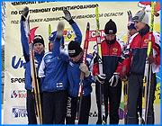 ></p><p class=c_tn>В субботу в «Березовой роще» в рамках финала кубка мира и чемпионата Европы по спортивному ориентированию среди элиты, а также чемпионата мира среди юниоров, прошла гонка на среднюю дистанцию. Женская сборная России оказалась сильнее мужской. </p><p class=c_tn>Средняя дистанция - от 4 до 9,5 км в разных возрастных группах. В элитной группе спортсменов, финалистов кубка мира, мужчины бежали 9,3 км с 18 контрольными пунктами, женщины – 7,3 км с 12 КП. Карту выдают, как положено, за минуту до старта. Опытным ориентировщикам этого времени вполне хватает, чтобы правильно ее прочитать. Поэтому дистанцию проходят быстро. И ошибок на контрольных пунктах немного. Однако драгоценные секунды теряются как раз на электронных отметках. </p><p class=c_tn>Поскольку зрителям можно находиться только на старте и финише, судейская бригада сообщает предварительные результаты спортсменов, проходящих радио-контрольный пункт. Однако пока не финишируют последние лидеры в каждой возрастной группе, они не точные. Кстати, всех закончивших дистанцию раньше, чем уйдет на нее последний ориентировщик, провожают в так называемую зону отчуждения. От прошедших трассу информация о ней не должна дойти до стартующих. Тут спортсмены отдыхают, продолжают следить за результатами соперников и коллег по командам. Так, Татьяна Власова из сборной России, уже знавшая о своей победе, говорила о шансах мужской сборной: «Это считается главный старт сезона, чемпионат Европы и все целенаправленно готовились, просто кому-то сегодня везет, кому-то не везет, но я считаю, что сегодня мальчишки должны все-таки реализоваться и показать себя».</p><p class=c_tn>На победу россиян ставили и тренеры команды и болельщики. Но результаты гонки показали, что женская сборная страны значительно сильнее. В группах юношей и юниоров россиянки оккупировали весь пьедестал почета с первого по третье место. И только у финалисток кубка мира в борьбе за второе место Наталья Томилова, Россия уступила норвежке Стине Киркевик Гермштад. Российские мужчины уступили золотые медали шведам. За исключением группы М-20, где лучшее время, 30 минут 28 секунд, показал представитель нашей сборной Андрей Ламов. В элитной группе М-21, Эдуард Хренников - лидер после предшествующих этапов кубка мира, 5 секунд проиграл победителю шведу Томасу Лофгрену. </p><p class=c_tn>Последняя и самая зрелищная дисциплина зимнего спортивного ориентирования - эстафетная гонка. Она прошла сегодня. Главные фавориты - сборные России и Швеции. Еще одни претенденты на медали финская команда.  </p><p class=c_tn>Сегодняшняя эстафета для финской сборной - последний шанс получить хоть какие-нибудь награды. По словам представителей судейской бригады, финны еще в 6 утра всем составом были на разминочном стадионе. Старт эстафеты - массовый, в две группы. Три этапа. В гонке согласно регламенту могут участвовать по две команды от каждой страны. Однако в зачет идет лишь та, которая показывает первое время. Еще одна любопытная деталь. Последними стартовали интернациональные эстафетные команды, например, Япония (кстати, эта команда вообще состоит из одного участника) Швейцария и Германия. «К нам обратились на совещании представителей, представители команд, где есть по одному человеку, Япония, некоторые команды, которые не имеют полных составов Они говорили, разрешите нам поучаствовать в соревнованиях, поскольку такой местности ни в Японии, нигде нет и уж раз они приехали, что называется, дайте нам возможность. Мы разрешили им участвовать в соревнованиях вне конкурса», - говорит судья соревнований, вице-президент Российской федерации спортивного ориентирования Александр Прохоров.</p><p class=c_tn>После первого этапа гонки россияне шли лидерами. В результате на финише чемпионата мира среди юниоров в группе Д-20, российская спортсменка, выступающая на третьем этапе эстафеты, Татьяна Козлова пересекала финишный створ в одиночестве. Также удачно выступили и мужчины в этой же возрастной группе. Тройка юниоров Александр Салаткин, Тарас Кащук и Андрей Ламов - опередили главных соперников из норвежской сборной.</p><p class=c_tn>В группе сильнейших спортсменов, так называемой элиты, российские женщины снова оказались сильнее мужчин. Чемпионками Европы стали девушки из России Ольга Шевченко, Наталья Томилова и Татьяна Власова. Вторые - также трио из России. Замкнули тройку представительницы Финляндии. В мужской элитной группе: на высшей ступени - шведы. Они, кстати, забрали все золото чемпионата Европы. Финны неожиданно стали вторыми, получив-таки в последний день соревнований медали. Россияне, причем представители второй команды, Кирилл Веселов, Вадим Толстопятов и Андрей Груздев - третьи. </p><p class=c_av>Марина Четверткова</p>
	
		<div class=
