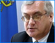 ></p><p class=c_tn>Отопительный сезон завершится нормально, а горячая вода летом в Иванове будет, -  такие обещания дал мэр Александр Фомин в ходе сегодняшней пресс-конференции. Он сообщил, что тарифы на тепло, горячую воду, водоснабжение и водоотведение до конца года не изменятся. </p><p class=c_tn>Городской администрации удалось сдержать всплеск тарифов, на который делали ставку некоторые муниципальные предприятия Иванова, - рассказал журналистам Александр Фомин. Решение о пересмотре тарифов было оттянуто на 2 месяца, в это время в МУПах работали аудиторы и другие контрольные органы. «По «Водоканалу» на воду планировался на 19% рост платежей населения. По водопотреблению - 19%, по водоотведению - 11%. По тарифам на услуги жилищные, на некоторые составляющие этого тарифа планировался рост этого тарифа до 42%», - сообщил мэр.</p><p class=c_tn>Мэрия сочла, что у предприятий есть резервы, а часть платежей на потребителей  возлагали необоснованно. В итоге было решено значительную часть тарифов - на воду, тепло, горячее водоснабжение - не увеличивать, а это - больше половины платежей населения. Другие тарифы решили поднять не столь значительно, как требовали МУПы. Рост платежей на жилищные услуги составит от 10 до 20 процентов. Зато теперь есть надежда, что эти услуги, наконец, будут оказывать, чего прежде просто не было, - сказал мэр. Все платежи будут подробно расписаны в счетах, которые присылают жителям. В этих бумагах появятся и новые строчки, например, капитальный ремонт и захоронение мусора, которое прежде объединяли с его вывозом. Тарифы проверяли аудиторские фирмы, избранные по результатам открытого конкурса. Одна из них, - «Иваудит» - ранее оспаривала тарифы, установленные прежним составом мэрии, как сильно завышенные. «Мы провели тендер, мы не назначали аудитора как такового. Выиграли фирмы, - мы их туда направили. И «Иваудит» - эта фирма проверяла «Водоканал», - сказал Александр Фомин. </p><p class=c_tn>Иными словами, тарифы проверены новыми, незаинтересованными аудиторами, которые ответственности за цифры прошлых лет не несут.  </p><p class=c_av>Василий Когаловский</p>
	
		<div class=