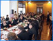 ></p><p class=c_tn>Ивановского губернатора лишили права созывать внеочередное заседание областной думы. Так ряд депутатов трактует изменения в регламент законодательного органа, принятые на сегодняшнем пленарном заседании. Примечательно, что это решение фактически является эхом противостояния прежнего главы области с местными единороссами. </p><p class=c_tn>Владимир Тихонов дважды в прошлом году пытался созвать внеочередные заседания законодательного собрания. И дважды нарывался на отказ парламентского руководства, хотя регламент законодательного органа предусматривает возможность созыва внеочередного заседания по требованию высшего должностного лица. Все дело именно в слове «возможность». Депутаты могут созваться, а могут и отказаться. Тогдашний спикер ЗС Владимир Гришин выбирал второй вариант. Владимир Тихонов обратился в суд. Областная инстанция встала на его сторону и обязала депутатов внести изменения в регламент, где бы уже не было слова «могут». Суд постановил, что должен быть обозначен жесткий императив. После многих размышлений комитет по законности выполнил решение суда в такой редакции - вообще убрал из этой статьи слова «губернатор Ивановской области». По мнению депутатов, работавших в предыдущем созыве, эта редакция лишает губернатора права на созыв внеочередного заседания. А такая необходимость может возникнуть в любой момент. Право требовать внеочередного собрания осталось только у группы депутатов численностью не менее восьми, другими словами, у депутатской фракции «Единой России», которой в парламенте принадлежит абсолютное большинство. Несмотря на все замечания, поправку в регламент все же приняли без изменений. По словам председателя комитета по законности Александра Ахлюстина, текст был согласован с самим губернатором.  </p><p class=c_av>Сергей Хохлов</p>
	
		<div class=