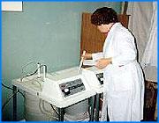 ></p><p class=c_tn>12,5 тысяч ивановцев, занятых на предприятиях с вредными и опасными условиями труда, пройдут в этом году дополнительные медицинские осмотры. Однако медики опасаются, что директора не отпустят своих сотрудников на обследования в рабочее время, и федеральные средства, которые специально выделены на профилактические мероприятия, останутся неиспользованными. Эту проблему обсуждал координационный совет по диспансеризации. </p><p class=c_tn>Профилактические осмотры работников, занятых на вредных производствах - требование правительства. Оно же определило список отраслей, предприятия которых подходят под это определение. Например, металлургия, машиностроение, транспорт. Здесь занято 8,5 тысяч жителей области. Но текстильщики в этот разряд не попали. И фонд соцстрахования обратился в Москву с просьбой обеспечить обследование и этих рабочих. Тем более, есть резерв - средства выделены на обследование более 12 тысяч человек. Почти половина текстильщиков действительно работает во вредных условиях. Опасаться приходится одного - руководители не отпустят своих рабочих на обследование. Потому что рабочее время врачей и производственников совпадает. Это - главная проблема, с которой столкнулся координационный совет. Обратились к профсоюзам. Те готовы поддержать, но предприятий, на которых есть профкомы, всего 5 процентов. Обратились к Союзу промышленников и предпринимателей. Возражений нет тоже, но там не успевают отслеживать ситуацию. Сначала директорам предлагалось обеспечить работу врачей прямо на предприятиях, теперь же предлагают отправлять рабочих на осмотр в поликлиники. При этом работодателям предложено самим эту поликлинику выбирать. «Прозвучала мысль, что работодатель будет сам выбирать специалистов и то медицинское учреждение, которое должно это делать. Я думаю, для работодателя, не обладающего столь профессиональными навыками медицинскими, это сделать будет сложно. Я думаю, мы доверимся профессионалам», - считает генеральный директор Союза промышленников и предпринимателей Алексей Жбанов.</p><p class=c_tn>Медики заинтересованы в осмотрах. За каждый они получат по 535 рублей. Правда, только в том случае, если этот осмотр будет комплексным, в дополнение к обычному, который и так должен регулярно проводиться на предприятиях с вредными и опасными факторами. </p><p class=c_av>Василий Когаловский</p>
	
		<div class=