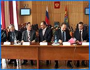 ></p><p class=c_tn>Экономические и культурные контакты с муниципальными образованиями Ивановской области будут развивать управы Северного административного округа столицы. Сегодня их главы знакомились со своими коллегами в рамках рабочего визита делегации правительства Москвы. Гостей принимал губернатор Михаил Мень. </p><p class=c_tn>На губернию нашлась управа. Да не одна, а целых восемь. Областной центр породнили с Войковской управой, Тейковский район - с Беговой, Кинешму - с Левобережной и так далее. Сотрудничество административных единиц предложено начать в сфере торговли и культуры. «Мы хотим реализовать пилотный проект. Какие-то отдельные его элементы мы уже осуществили с Беларусью, когда мы там устанавливали непосредственное взаимодействие по горизонтали между районами г. Москвы. Теперь предлагаем установить непосредственные связи с районами Ивановской области», - сказал председатель комитета межрегиональных связей г. Москвы Алексей Александров.</p><p class=c_tn>Развивать горизонтальные связи с Москвой - перспектива более чем заманчивая. Северный - сейчас самый крупный и экономически развитый округ столицы, тут и предприятия военно-промышленного комплекса, и аэрокосмической сферы, и несколько крупнейших вузов. Предложения по сотрудничеству уже есть - это и так называемые «Ярмарки выходного дня», и открытие специализированных магазинов, и, наконец, инвестиции в строительство. Строительный десант, кстати, обещает прибыть на следующей неделе. Координировать все это экономически-культурное великолепие будут правительства Москвы и Ивановской области - по старшинству. А для областного центра губернатор даже намерен у Лужкова бонус попросить - чтобы москвичи приняли участие в реконструкции какой-нибудь из улиц в Иванове, чтобы та наглядно несла на себе печать столичного изобилия. «И я думаю, можно будет посмотреть что-то такое - в каждом нашем муниципалитете необходим какой-то объект, который будет связан с какой-то управой. Вы, главное, договаривайтесь о хозяйственных моментах, а о политических вопросах - это я уже пойду к Юрию Михайловичу договариваться с ним, чтобы он дал «добро», благословил на какие-то такие действия», - призывал Михаил Мень.</p><p class=c_tn>Масштабный договор о сотрудничестве двух правительств планируют подписать в конце апреля. А итоги нынешней встречи уже завтра скрепят протоколом о намерениях - этакой зарисовкой на тему того, как мы с Москвой нужны друг другу. </p><p class=c_av>Дмитрий Попов</p>
	
		<div class=