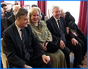 ></p><p class=c_tn>Сегодня в правительстве Ивановской области подвели итоги двухдневного общения глав муниципальных образований губернии и глав районных управ Северного округа столицы. В рамках визита московские гости выезжали на места и знакомились с жизнью в районах. Горизонтальное братание пришлось обеим сторонам по вкусу. Если вчера главы столичных управ и главы наших муниципий заняли места по разные стороны зала, то сегодня сидели вперемешку. А когда настало время делиться впечатлениями, градус обоюдной комплиментарности просто зашкаливал. Для наших районных руководителей это был еще и повод блеснуть перед губернатором своими достижениями. Вичугский мэр Вячеслав Ступин даже отдельно упомянул об успехах местных футбольной и хоккейной команд. Для москвичей же ознакомительные поездки оказались настоящим глотком экзотики. Глава Левобережного района столицы Татьяна Дворнова не находила слов, чтобы описать, как ее потрясла Кинешма: «Для меня было просто откровением. Мы ездим куда-то, неизвестно куда: в Таиланд, в Париж, но лучшего места на сегодняшний день я просто не видела».</p><p class=c_tn>У нас таких красот целая область, подначивал Михаил Мень, и даже сравнил свою вотчину с Карелией. Московские гости признавались, что от наплыва впечатлений даже слегка потеряли ориентацию в пространстве. Но собрать чувства в пучок все же получилось. Времени у глав было немного, и каждый показал гостям что-то свое. Александр Фомин, например, отправился с шефом Войковской управы в «Серебряный город» - ну куда еще сводить приличных людей в Иванове. А взамен договорился о том, что на войковских рынках ивановские предприниматели получат бесплатные торговые места. Наших глав губернатор призвал быть максимально активными: «Мяч сейчас на нашей стороне поля, нам протянута рука дружбы, и мы должны это максимально использовать».</p><p class=c_tn>Ивановцы более чем отчетливо сознают: Москва еще страшно далека от провинции, и в умах нас разделяют, увы, не 300 километров, а гораздо больше. Как бы все это горизонтальное братание не потонуло в демагогии, опасались в кулуарах. «Это будет зависеть от желания тех людей, которые приезжали и которые принимали. Потому что можно, действительно, свести все к визиту вежливости и ознакомлению, а можно те договоренности, которые были достигнуты, начать превращать в жизнь, тогда это будет действительно полезное мероприятие для города и для области в первую очередь», - подчеркнул Александр Фомин.</p><p class=c_tn>Вспомнили о том, что из горизонтальной схемы выпало большинство районов губернии. Но им тоже обещали найти по управе. А серьезность намерений скрепили протоколом. </p><p class=c_av>Дмитрий Попов</p>
	
		<div class=