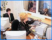 ></p><p class=c_tn>Первое место на всероссийском конкурсе предприятий коммунальной отрасли занял ивановский расчетно-кассовый центр жилищно-коммунального хозяйства. Это - результат создания единственной пока в России комплексной системы мониторинга, с помощью которой специалисты будут отслеживать состояние жилых домов, необходимость аварийных работ и качество принятых мер. В единую систему включена и продажа льготных проездных билетов. </p><p class=c_tn>В кассах коммунальных платежей ажиотажа из-за льготных проездных давно нет, но еще в январе встала проблема - как избежать продажи двух-трех талонных книжек одному человеку через разные кассы, как систематизировать данные. Месяц назад РКЦ начал связывать кассы, где продаются проездные, дополнительными устройствами оптико-волоконной сети. Теперь льготник, придя в кассу, просит выдать ему новый документ - транспортную карточку. В нее вносят данные покупателя талонной книжки. Информация тут же уходит на единый сервер, и одного взгляда на экран - в центре или в любой кассе - достаточно, чтобы увидеть, кто, когда и где покупал проездные. Пока сетью охвачено 6 касс из 18, к маю будет 15. Система обслуживает не один, а 3 потока. Сюда поступают данные по жилищным платежам, по проездным, а также по мониторингу состояния жилых домов. «Система, нужно сказать, уникальна. Весь город опутан оптико-волоконной сетью. Здесь, на Ташкентской, 14, имеется огромная, мощнейшая серверная система. Эта серверная система хранит все данные о начислениях, о состоянии жилых домов, а также о платежах за жилищно-коммунальные услуги», - говорит администратор системы МУП «РКЦ ЖКХ г. Иванова» Наталья Гуськова. </p><p class=c_tn>На днях вышло правительственное постановление о том, с какими данными при обслуживании домов должны работать новые управляющие компании и старые ЖРЭУ. Оказалось, ивановские разработчики попали в точку - их сервер собирает именно те данные, которые внесены в перечень. Сам мониторинг - это оперативный сбор информации о состоянии домов, о том, где и какие ремонты нужны. Мастера принимают звонки с заявками жителей и тут же вводят данные в компьютеры. Теперь сигнал с красной отметкой контролируют на всех уровнях, от слесаря до городского управления ЖКХ. Сегодня сеть охватывает 6 ЖРЭУ. К концу года придет и в остальные, причем здесь будет не по одному компьютеру. О подключении договариваются и две управляющих компании. Иначе пришлось бы работать по старинке. Всего несколько лет назад бухгалтеры домоуправлений вносили данные о льготниках, об изменениях в числе прописанных, все цифры перерасчетов в отдельные тетрадочки. И в конце месяца шли в РКЦ. «Садились рядом с курирующим бухгалтером. И опять же с ручных записей все это заносилось в компьютер. Времени занимало это, естественно, очень много. Никакой гарантии того, что все эти данные в целости и сохранности, в правильной форме заносились в базу, не было. Ошибок была масса», - вспоминает зам директора  Ирина Костромская. </p><p class=c_tn>Теперь их почти нет. Любые изменения сразу поступают в единую базу данных. Следующим этапом развития сети станет экономический блок. Он позволит рассчитать индивидуальные тарифные показатели по каждому зданию и ввести несколько возможных систем управления домами. </p><p class=c_av>Василий Когаловский</p>
	
		<div class=