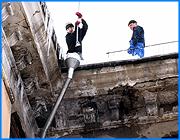 ></p><p class=c_tn>В Иванове и районе началось сезонное коммунальное бедствие - протекающие из-за потепления крыши. Чтобы справиться с проблемой, ресурсов служб ЖКХ попросту не хватает, а потому жильцы вынуждены решать ее собственными силами. </p><p class=c_tn>На улице Курортной города Кохмы разразились не курортные страсти, а коммунальные. В доме № 16 всю зиму протекала крыша. А с началом весны вода дошла до первого этажа. Валентина Андреяненкова, как и большая часть жильцов, уже пенсионного возраста. Ее основное орудие борьбы за сухость в доме - тазики и кастрюли. Но иногда к решению проблемы приходится подходить с выдумкой. «У меня тут розетка, холодильник подключен, телевизор. Вот. Чтобы на них хоть не капало, я вот как сообщающиеся сосуды сделала. Капает у меня на пленку, а потом уже в емкость», - рассказала она. Кровлю в этом здании ремонтировали всего год назад, но именно с этого момента начались беды жильцов. Вину за некачественный ремонт они возлагают на подрядчика - частную фирму.</p><p class=c_tn>Почти такая же ситуация и в одном из домов в Иванове. В воздухе известка, а в глазах печаль. В квартире Натальи Устиновой крыша протекает уже около месяца. Опыт общения с работниками ЖРЭУ оказался бесплодным. Чтобы хоть как-то повлиять на коммунальщиков, Наталья позвонила в МПЖХ. Но кроме обещаний она так ничего и не получила. Иной раз на звонки Натальи и вовсе говорили, что снег с крыши уже счистили. А вода с потолка продолжала струиться. «Вода стекает по стенам и возможно короткое замыкание электропроводки. Наш дом относится к домам особого риска. Тут идут деревянные перекрытия и поэтому, если случится какое-нибудь короткое замыкание, судьба этого дома будет такая же, как у дома по адресу Громобоя, 13, т.е. «Подкова», - считает хозяйка.</p><p class=c_tn>Лишь 13 марта лед тронулся - коммунальщики взялись за дело. Тем не менее Наталья Устинова намерена подавать в суд. Она надеется, что это поможет в борьбе с нерадивыми работниками коммунальных служб. </p><p class=c_av>Вячеслав Герасимчук</p>
	
		<div class=