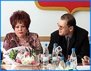 ></p><p class=c_tn>Ведомства, которым доверена защита прав потребителей, не способны объединиться и действовать сообща. В этом они признались сами на пресс-конференции, которая ежегодно проводится в ивановской мэрии по случаю Всемирного дня защиты прав потребителей. Тем временем, сами ивановцы сталкиваются с новыми, неизвестными до сих пор приемами мошенничества. </p><p class=c_tn>«Берегитесь, будьте осторожны и бдительны!»- вот главный посыл, с которым защитники потребителей обращаются к народу. Еще недавно обычными были обман в магазинах, некачественные товары и мошенники, которые ходят по квартирам и предлагают некие уникальные товары якобы с большой скидкой по случаю победы в загадочной лотерее. Теперь кота в мешке отправляют почтой, а молодежь, сама о том не зная, натыкается в Интернете на странички с платными допуском. Потом родители получают счета.  Последнее новшество связано с сотовыми телефонами, - рассказывали организаторы пресс-конференции. К прохожему подходит другой и просит срочно позвонить по сотовому из-за непредвиденных обстоятельств. В присутствии хозяина трубки набирает номер, разговаривает несколько секунд, а потом отдает телефон. «Но все оказывается не так просто. Эти люди заключают договоры с телефонными компаниями о предоставлении телефонных услуг платных, - рассказала главный специалист отдела потребительского рынка Александр Коновалов. - И после звонка по этому телефону компания снимает автоматически ту сумму, которая заявлена по договору. Это может быть 100 $, это может быть 100 рублей». То есть со счета хозяина телефона исчезают деньги, а иногда номер оказывается заблокированным. Махинациям и нарушениям защитники потребителей могли бы противодействовать вместе. Но их зареформировали. «Было достаточно полное понимание в работе, быстрое решение всех вопросов. Сейчас же Роспотребнадзор по месяцу, а то и больше не может выйти с проверками по обращениям жителей города, поскольку у них недостаточное количество людей. А для Иванова их, оказывается, вообще нет. Там 6 человек, которые занимаются областью. А мы с вами, город, выброшены из поля зрения», - считает депутат городской думы Татьяна Гейстер. </p><p class=c_tn>Правда, в сам отдел потребительского рынка мэрии за год обратилось меньше двух тысяч человек. То есть меньше, чем по 8 за рабочий день. Видимо, потребители решают свои проблемы на месте, не дожидаясь, пока чиновники нагрянут с проверками и рейдами. </p><p class=c_av>Василий Когаловский</p>
	
		<div class=