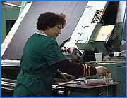 ></p><p class=c_tn>Профсоюзы страны обеспокоены новым проектом Кодекса Законов о Труде. Сегодня в Ивановской областной федерации профсоюзов по этому поводу прошла пресс-конференция с участием лидеров профсоюзного движения, депутатов Государственной Думы и Законодательного собрания нового созыва. Необходимость изменений в законах о труде назрела давно, и вот  в правительстве России и Государственной Думе были подготовлены четыре проекта нового КЗОТ. Казалось бы, достаточное количество. Другой вопрос - их качество.    Наибольшей критике на сегодняшней конференции подвергся вариант, предложенный Правительством России. Как сказано в обращении Ивановских профсоюзов к Президенту и депутатам Государственной Думы, правительственный КЗОТ может уподобить Россию странам третьего мира, так как многократно усиливает зависимость трудящихся от своих работодателей., сводит на нет роль профсоюзов. По мнению председателя Ивановского ФНП Александра Мирского, он направлен против человека труда, которого сегодня хотят сделать рабом работодателя. Имея определенные достоинства, правительственный  кодекс в отдельных местах может стать даже объектом сатирических насмешек. Так, он предусматривает законодательное закрепление выдачи части зарплаты в натуральном эквиваленте, практики и без того общепринятой.    Главная цель пресс-конференции - обратить внимание общественности на несоответствие Правительственной версии КЗОТ интересам людей труда. 22 декабря депутаты Государственной Думы примут участие в рейтинговом голосовании, которое и определит судьбу производственных отношений в России. И если верить  нашим депутатам, они понимают всю важность события и постараются использовать все свое влияние для того, чтобы новый Кодекс Законов о Труде соответствовал требованиям трудящихся, то есть нас с вами.</p>
	
		<div class=
