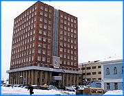 ></p><p class=c_tn>В областной прокуратуре зарегистрировано заявление с просьбой проверить, законно ли постановление главы Иванова Александра Фомина об утверждении тарифов на услуги ЖКХ. По словам одного из руководителей бывшего общественного совета при городской думе Александра Кротова, готовится еще ряд подобных обращений представителей общественности в прокуратуру. </p><p class=c_tn>Разбирательства по поводу обоснованности тарифов на жилищно-коммунальные услуги начались уже давно, еще в 2003. Тогда постановление прежнего главы Иванова Александра Грошева об установлении тарифов прокуратура Ленинского района признала незаконным. О постановлении Александра Фомина «О переходе на новые условия оплаты жилищно-коммунальных услуг» один из руководителей бывшего общественного совета при городской думе Александр Кротов говорит не иначе как «наступает на те же грабли». </p><p class=c_tn>«Самый основной момент для признания его незаконным это то, что при внесении изменений в тарифы обязательно должны вноситься изменения в городской бюджет. При повышении тарифов на жилищные услуги изменений в бюджет города Иванова внесено не было», - говорит он. </p><p class=c_tn>Однако депутаты городской думы утверждают, что этого не требуется. Ведь процент роста тарифов уже заложен в бюджет, причем в размере 60 %. Но тарифы снова растут, пусть не на основные коммунальные услуги, но все равно ощутимо. А качество их оказания оставляет желать лучшего. В новом документе, регулирующем тарифы, Александр Кротов отметил как минимум 5 оснований считать его незаконным. Сомнению подвергнуто само право главы города устанавливать тарифы на услуги муниципальных предприятий ЖКХ. По мнению Кротова, городская дума имела исключительные права на определение порядка установления тарифов. «Дума же фактически перераспределила полномочия и передала право утверждать тарифы на услуги предприятий жилищно-коммунального комплекса. Постановление, которое издал глава города, это фактически тарифы на услуги МУПов, а тарифы на услуги МУПов - городская дума не передавала полномочий», - считает он.</p><p class=c_tn>Однако дума сохраняет за собой права на утверждение тарифов. Но временно делает это совместно с главой города. С июля, согласно вышедшему федеральному закону, создается городская служба по тарифам, которая и будет заниматься их регулированием. Председатель Ивановской городской думы Вячеслав Сверчков говорит: «Почему городская дума сейчас пошла таким путем и передала эти полномочия главе города? Мы посмотрели во Владимире, Ярославле, Костроме работает совершенно идентичный пример, как и у нас в городе это сделано. То есть рассматривают и представители городской думы в комиссии и потом утверждает мэр города».   </p><p class=c_tn>В администрации Иванова комментировать ситуацию некому, глава города в командировке, но специалисты утверждают: сомнения в законности постановления необоснованны. Тем не менее, по словам Александра Кротова, готовится еще ряд обращений в прокуратуру. В частности, советом территориального общественного самоуправления Сухово-Дерябихского микрорайона и организацией «Гражданский контроль». Пока же областная прокуратура изучает законодательную базу лишь по заявлению Кротова. </p><p class=c_av>Марина Четверткова</p>
	
		<div class=