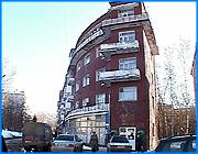 ></p><p class=c_tn>Жители квартир в так называемом доме «Корабле», что в Иванове, ведут борьбу с водой и коммунальщиками уже в течение 6 лет. Однако добиться качественного ремонта кровли не могут. Жительница одной из вечно мокрых квартир Ольга Евдокимова готовит документы для очередного суда. </p><p class=c_tn>За 6 лет для Ольги Евдокимовой немало воды утекло. И в прямом, и в переносном смысле. Капитального ремонта кровли в доме-«корабле» не было, по ее словам, ни разу. Старый шифер свое отжил. В 2000 году после начала «мокрой войны» Ольга Петровна потребовала от коммунальщиков ремонта крыши. Те отказались. Она подала в суд и выиграла дело. МПЖХ вместе с подрядчиком ремонт произвели. Шифер заменили на железо. Но, по словам Ольги Евдокимовой, оно было списанное. Дальше второй суд. «Когда я в 2004-м году подаю в суд, они приходят, меняют оцинкованным железом. Вот сменили, новое оцинкованное железо идет до 39-й квартиры, а все течет опять. Вот как они умудрились сделать кровлю, я вообще не понимаю», - говорит она.</p><p class=c_tn>С тех пор время женщина меряет судами. А сотрудники МПЖХ внимания на гражданку Евдокимову уже почти не обращают. Между тем, и третий суд по той же проблеме женщина выиграла. Но опять без результата - снова капель. Соседей Ольги Петровны это тоже не миновало, и они даже знают, почему. «И вот где железо, как нам объяснили, вот эти замки, видимо, сделали неправильно, туда попадает вода, потом она замерзает, и потом во время таяния, разводка-то у нас верхняя отопления. Вот это все... чердак теплый, все это постоянно подогревает крышу, - объясняют они. - По телефону они меня успокаивают, не переживайте, вы не одна такая, мы вас записали, успокойтесь».</p><p class=c_tn>Ольга Евдокимова, умудренная опытом, начала готовиться к очередному, уже четвертому судебному разбирательству с коммунальщиками. </p><p class=c_av>Марина Четверткова</p>
	
		<div class=