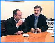 ></p><p class=c_tn>Сегодня Иваново посетил депутат государственной Думы, Президент общероссийского общественно-политического движения Моя семья Валерий Комиссаров. Автор и ведущий одноименной передачи, в нашу область приехал с конкретной целью - поддержать на губернаторских выборах одного из кандидатов, а так же провести ряд встреч со своими почитателями. Как признался Валерий Комиссаров, каждый месяц в редакцию его программы  приходит около 5 тысяч писем, на многих из них в графе  обратный адрес значится Иваново. Сегодня Комиссаров встретился с теми, кто любит и смотрит его передачу. В обед у него состоялась двухчасовая встреча с жителями Фурманова, а вечером в городском центре культуры Валерий Комиссаров общался с ивановцами.</p><p class=c_tn>Свою встречу, он построил в форме вольного диалога. Лукаво отметив, что его  главная цель - отнюдь не политическая агитация, гость все-таки не преминул показать, что он не только яркий телеведущий, но и незаурядный пиаровец. Впрочем,  разговорами о политике Комиссаров не злоупотреблял, а явно хотел поднять настроение публики, а в ее лице - и настроение всех наших земляков. С нетерпением ожидая вопросов из зала, где собралось преимущественно пожилое население, гость, например, уверил, что в его силах - помочь всем  одиноким женщинам Иванова найти мужа, причем непьющего. Благодарная публика называла гостя не иначе как Товарищ - видимо, этому способствовала внушительная фамилия гостя, воскрешавшая в памяти времена гражданской войны.  На сетования ивановцев по поводу упадка рождаемости Комиссаров предложил всеми силами поддержать отечественного производителя.  В целом гость предпочел общаться с публикой на языке философской притчи. А вот ивановцы явно ждали от него более конкретных ответов на наболевшие вопросы. Здесь гость силы свои явно не рассчитал. Выездной вариант программы Моя семья - это все же не веское слово депутата Государственной Думы, способного ощутимо влиять на законодательство.  И одного искусства все превращать в слова для политика еще маловато, даже если он - автор всенародно любимой передачи.</p><p class=c_tn></p>
	
		<div class=