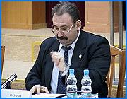 ></p><p class=c_tn>Спикер Ивановской областной Думы Андрей Назаров сегодня назвал виновного в проигрыше на выборах мэра в Кинешме. Это и другие заявления он сделал в ходе специально созванной пресс-конференции. Разговор стал итогом визита Назарова в Кинешму, где он устроил «разбор полетов». </p><p class=c_tn>Все выходные Андрей Назаров находился в Кинешме, где провел ряд встреч с представителями партии, общественниками. Цель очевидна - разбор полетов и попытка понять, почему проиграл кандидат от «Единой России». И вот первые выводы - проиграла личность - Юрий Вахотин, но не партия. Теперь выяснилось, что Вахотин воспринимался «единороссами»  «неоднозначно». Он был закрыт, не умел прислушаться к рядовым членам партии и просто людям. Тем не менее, всю вину за проигрыш кандидата Вахотина Андрей Назаров берет на себя. «Я абсолютно из лучших побуждений сделал ставку на этого человека и употребил всю силу своего авторитета, как бывший глава города, привел его к власти. К сожалению, отторжение партии сыграло свою немаловажную роль. И как бы это мне было неприятно говорить, я повторюсь, я полностью беру ответственность на себя», - подчеркнул он. </p><p class=c_tn>Дать оценку мотивам, которые заставили Юрия Вахотина решиться на хищение избирательных бюллетеней, Назаров готов не раньше, чем суд вынесет приговор. Правда, оговорился спикер, выводы относительно кинешемской партийной организации вообще и Вахотина в частности будут самыми жесткими. Что касается участия самого Андрея Владимировича в этом деле, то он заявил, что в правоохранительные органы его не вызывали, и по его сведениям, делать этого не намерены. Гораздо больше председателя думы огорчает то, что некие федеральные чиновники пытаются представить поражение местного отделения партии в Кинешме, как крупный провал: «И такой повышенный интерес федеральных чиновников, которые никогда не интересовались жизнью партии, чем живет партия, вряд ли знают, каков состав президиума и секретарей, к этим выборам считаю несколько ангажированным и несколько повышенным».  </p><p class=c_tn>Назаров не стал уточнять имена этих людей. Но напомнил, что 4 декабря местное отделение «Единой России» выиграло выборы почти на всех уровнях. </p><p class=c_av>Андрей Кузьмичев</p>
	
		<div class=
