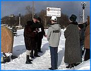 ></p><p class=c_tn>Приблизить чиновников и парламентариев к прекрасному и нуждам простого народа. Такую цель на этот раз поставил перед собой ивановский поэт-бунтарь Владимир Черкашов. Он намерен выйти к губернатору с предложением открывать каждое заседание Правительства и областной думы лирическими десятиминутками. Этой идеей Черкашов поделился с ивановцами на акции, посвященной Всемирному Дню поэзии. </p><p class=c_tn>«Не стесняйтесь, подходите к памятному знаку нашему великому русскому поэту Александру Пушкину. И принимайте в подарок очень редкие книги», - призывал Владимир Черкашов. Обзавестись «редкими» книгами, а это сборники стихов ивановских поэтов, захотели немногие. Не подошли и коллеги организаторов акции. Черкашов предположил, что это из-за погоды. Его постоянный соратник - Сергей Вохмянин - подошел к вопросу философски: «Поэт - это человек, который воспринимает мир совсем по-другому, чем другие люди. И, может быть, поэтому их считают не от мира сего. Наши акции всегда все считают, что за чудаки собираются, проводят. Зачем?»</p><p class=c_tn>Цель этой акции, как и прежних, по словам поэтов, одна - обратить людей к их же проблемам. На этот раз к духовным. Сергей Вохмянин читал публике стихи о трудностях жизни, Черкашов по традиции - о любви и страсти. А вот просьба припомнить тексты Пушкина поэта-бунтаря смутила. Мол, мог бы прочесть, но холод этому не способствует. Те, кто примкнули к акции, также предпочли читать свои стихи. Четырнадцатилетний Рафаил Сабуров пишет уже 5 лет. Несмотря на юный возраст, он уже пытается философствовать о счастье: </p><p class=c_tn><b>И вот опять оно пришло.</p><p class=c_tn>И в октябре я буду в мае. </p><p class=c_tn>В душе моей опять светло, </p><p class=c_tn>сначала жить я начинаю.</b></p><p class=c_tn>И какой же это Черкашов, если не выступит против. Он считает, что серый булыжник, который вызывает только насмешки и служит объектом переписки подростков, не может быть памятным знаком. И намерен выйти с предложением к Михаилу Меню с тем, чтобы перенести сюда бюст Пушкина от здания Правительства. Также Черкашов предлагает заседания Правительства и областной думы начинать с выступления ивановских поэтов.  «Депутаты, когда послушают 10 минут стихи о любви, о природе, послушают философскую лирику, то они и законы будут принимать в интересах простых людей, - считает поэт. - Ее величество поэзия, она все-таки делает даже самые черствые души более мягкими и человечными».</p><p class=c_av>Олеся Чирко</p>
	
		<div class=